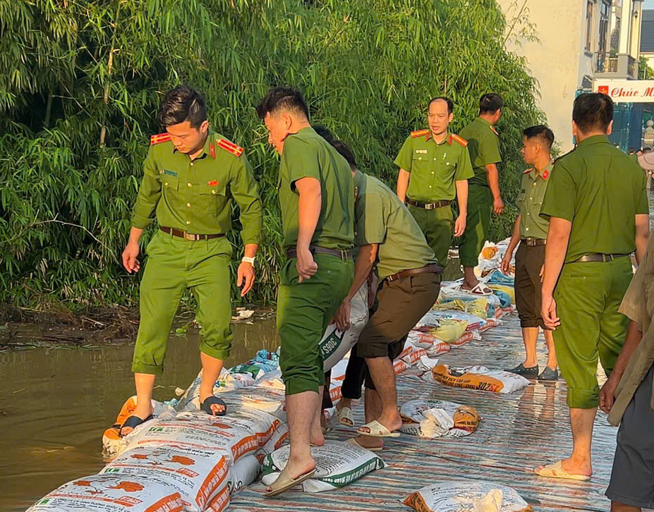 Bắc Ninh: Hàng trăm cán bộ, chiến sĩ và người dân xuyên đêm khắc phục sự cố đê sông- Ảnh 5.