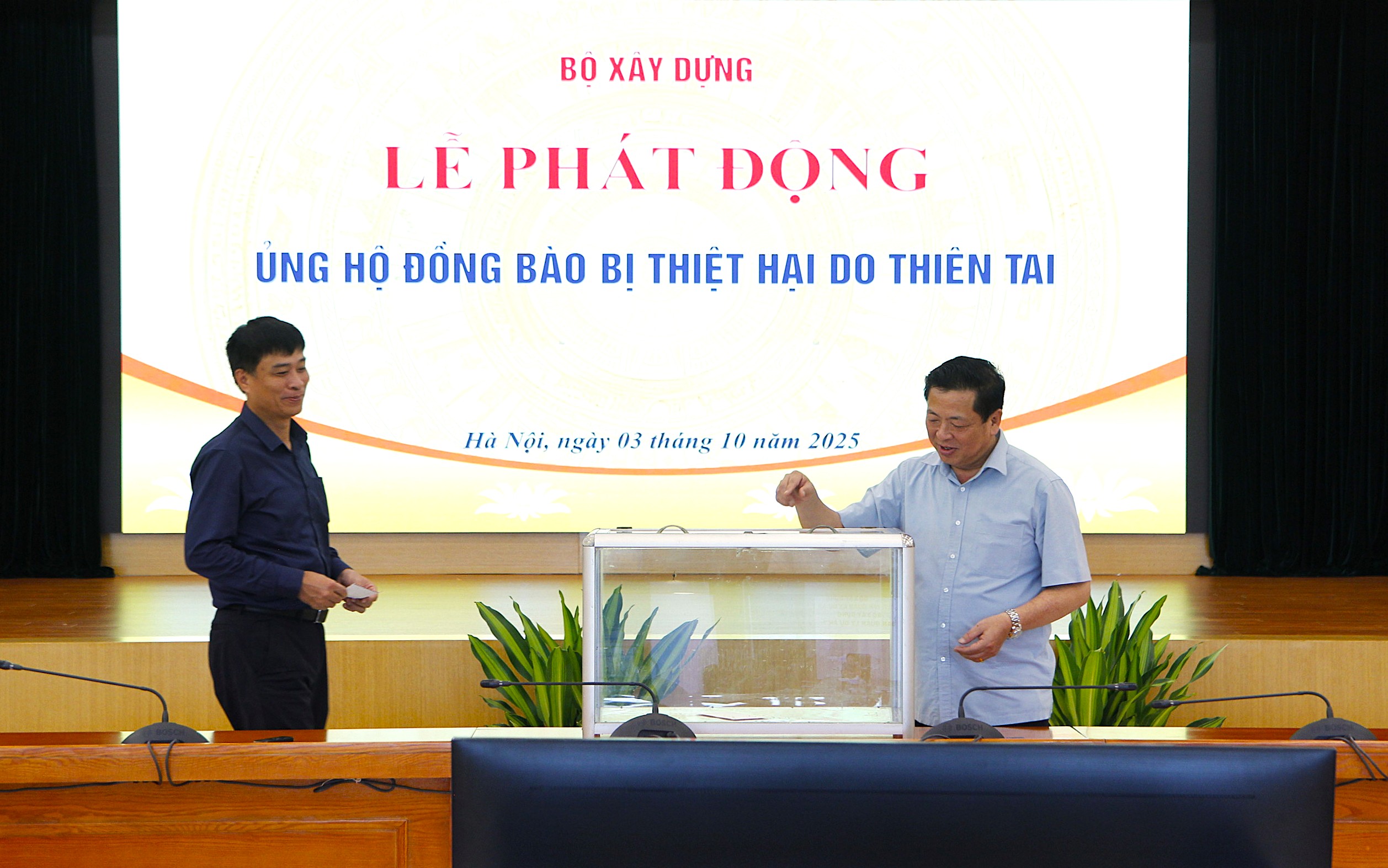 Bộ trưởng Bộ Xây dựng Trần Hồng Minh quyên góp, ủng hộ đồng bào bị thiệt hại bởi cơn bão số 10.