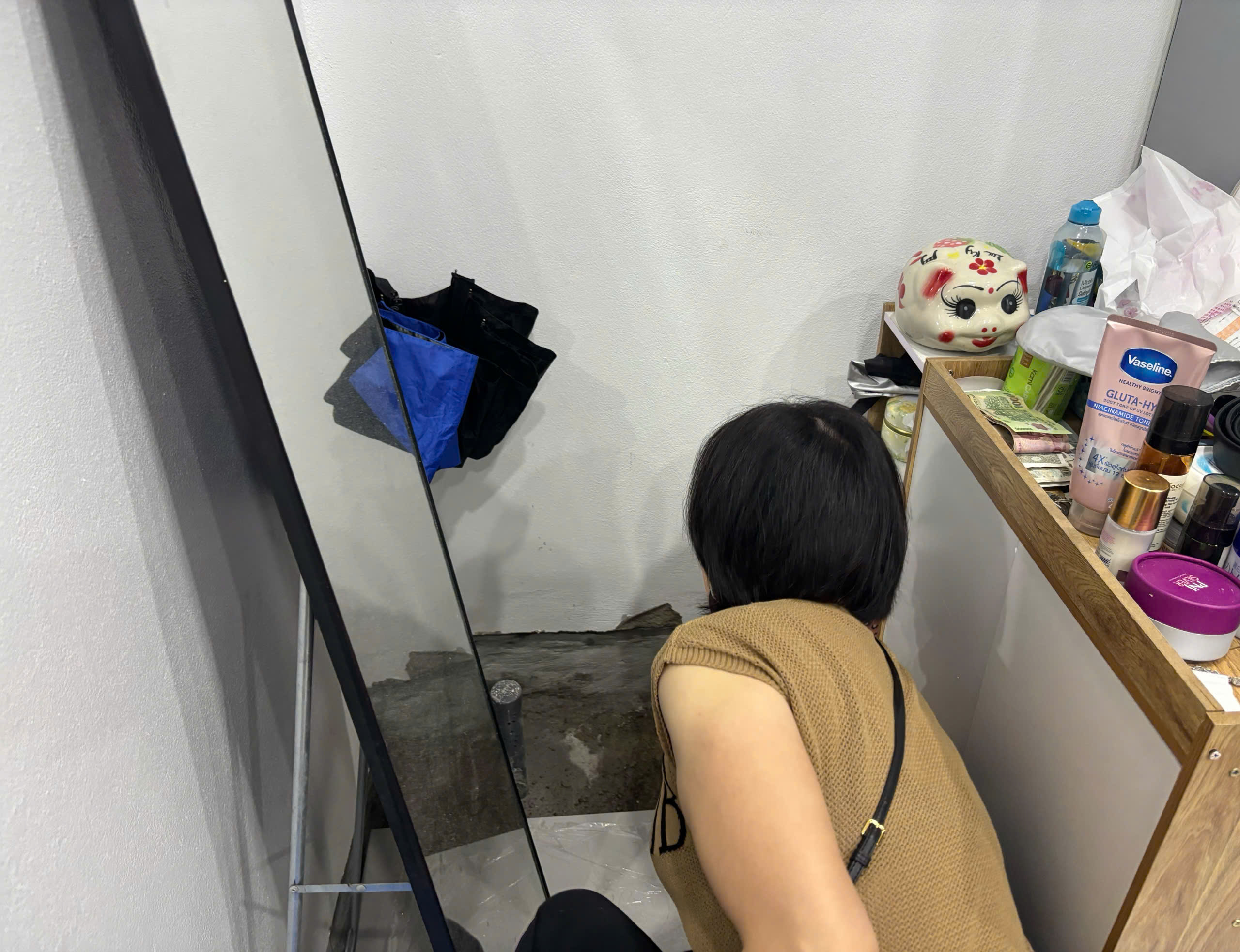 Nỗi khổ thuê phòng trọ bị ngập úng mùa mưa- Ảnh 3.