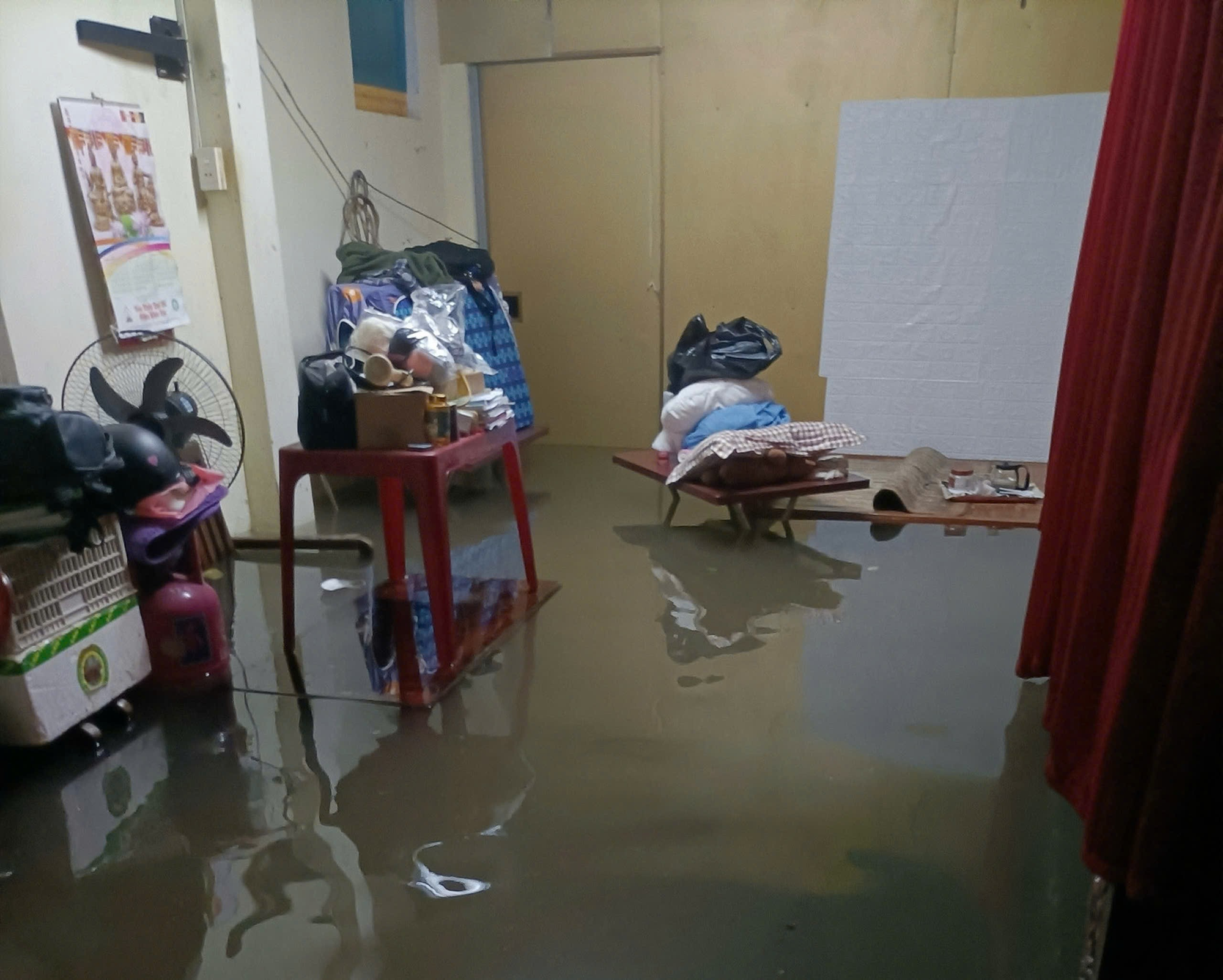 Nỗi khổ thuê phòng trọ bị ngập úng mùa mưa- Ảnh 1.