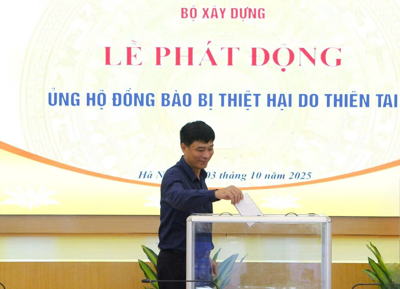 Bộ Xây dựng quyên góp, ủng hộ đồng bào bị thiệt hại do cơn bão số 10- Ảnh 2.