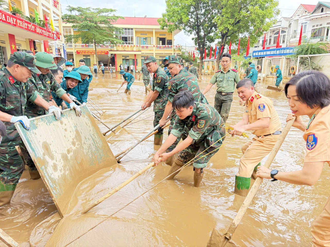 CSGT Lào Cai dầm mình trong bùn đất dọn dẹp trường lớp, nhà cửa giúp dân ổn định cuộc sống- Ảnh 9.