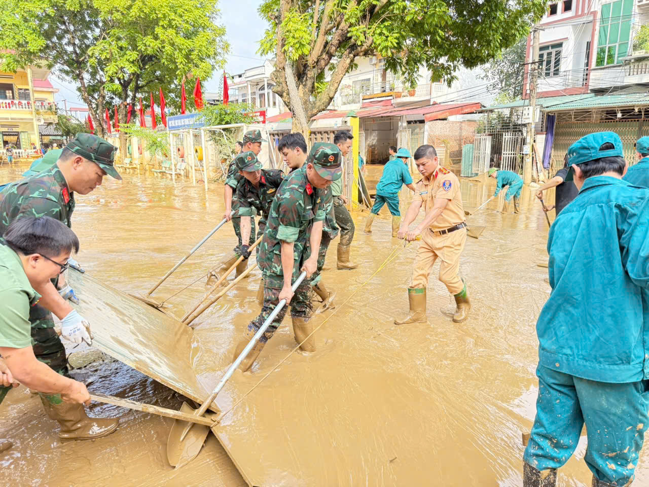 CSGT Lào Cai dầm mình trong bùn đất dọn dẹp trường lớp, nhà cửa giúp dân ổn định cuộc sống- Ảnh 10.