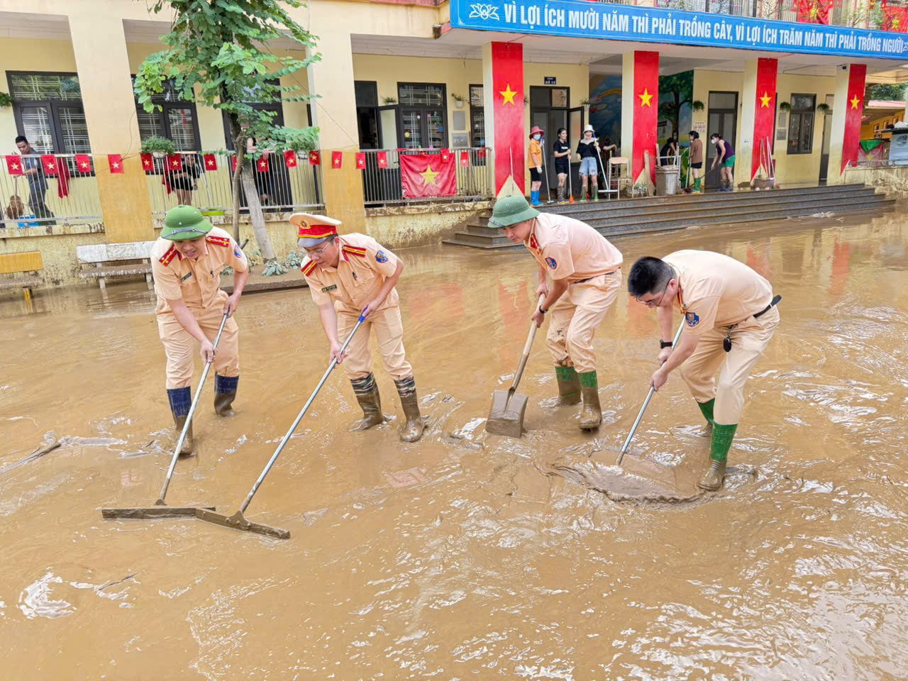 CSGT Lào Cai dầm mình trong bùn đất dọn dẹp trường lớp, nhà cửa giúp dân ổn định cuộc sống- Ảnh 5.