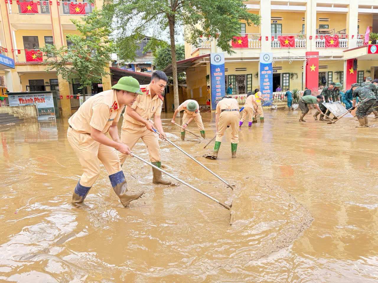 CSGT Lào Cai dầm mình trong bùn đất dọn dẹp trường lớp, nhà cửa giúp dân ổn định cuộc sống- Ảnh 6.