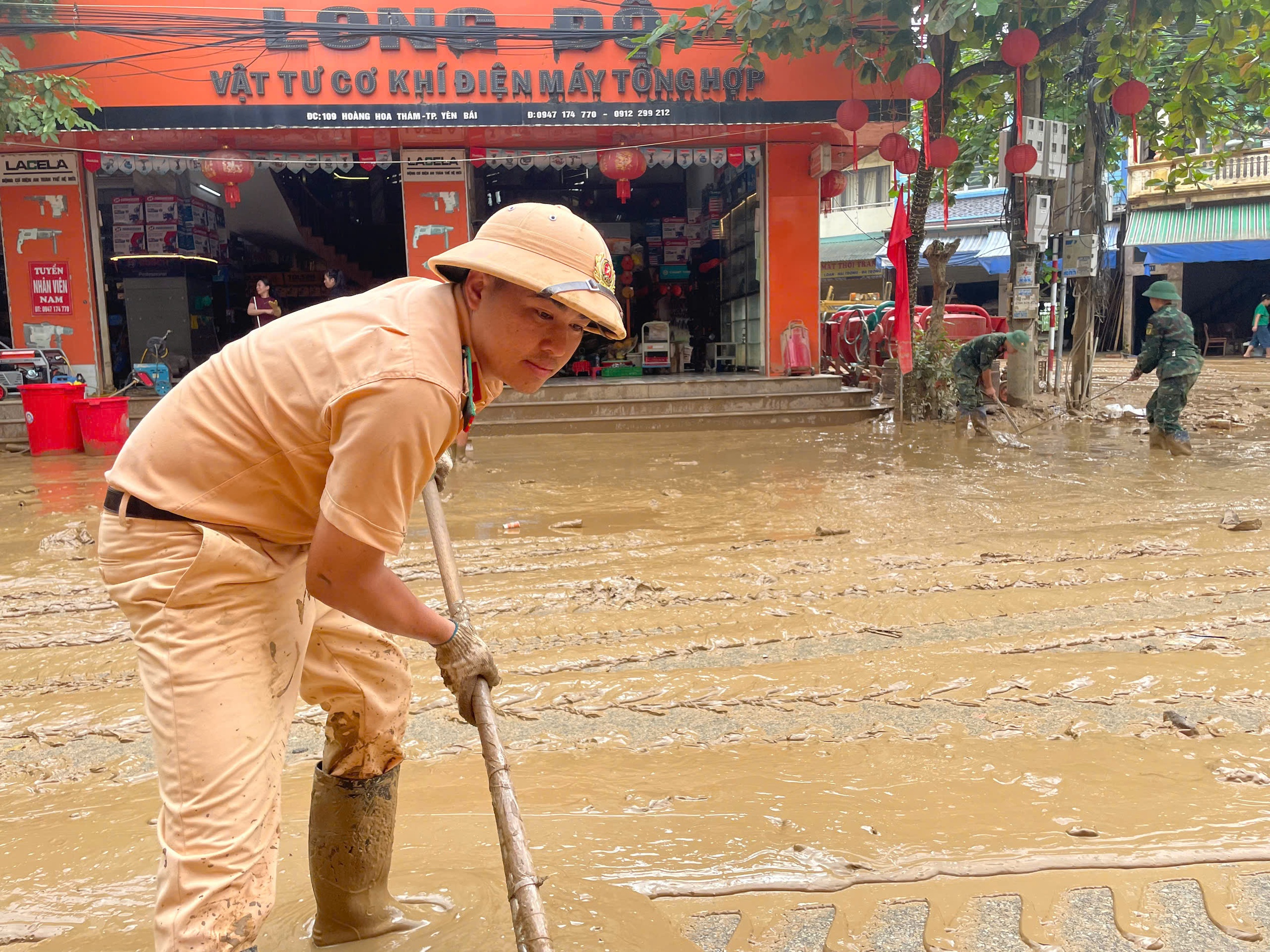 CSGT Lào Cai dầm mình trong bùn đất dọn dẹp trường lớp, nhà cửa giúp dân ổn định cuộc sống- Ảnh 7.