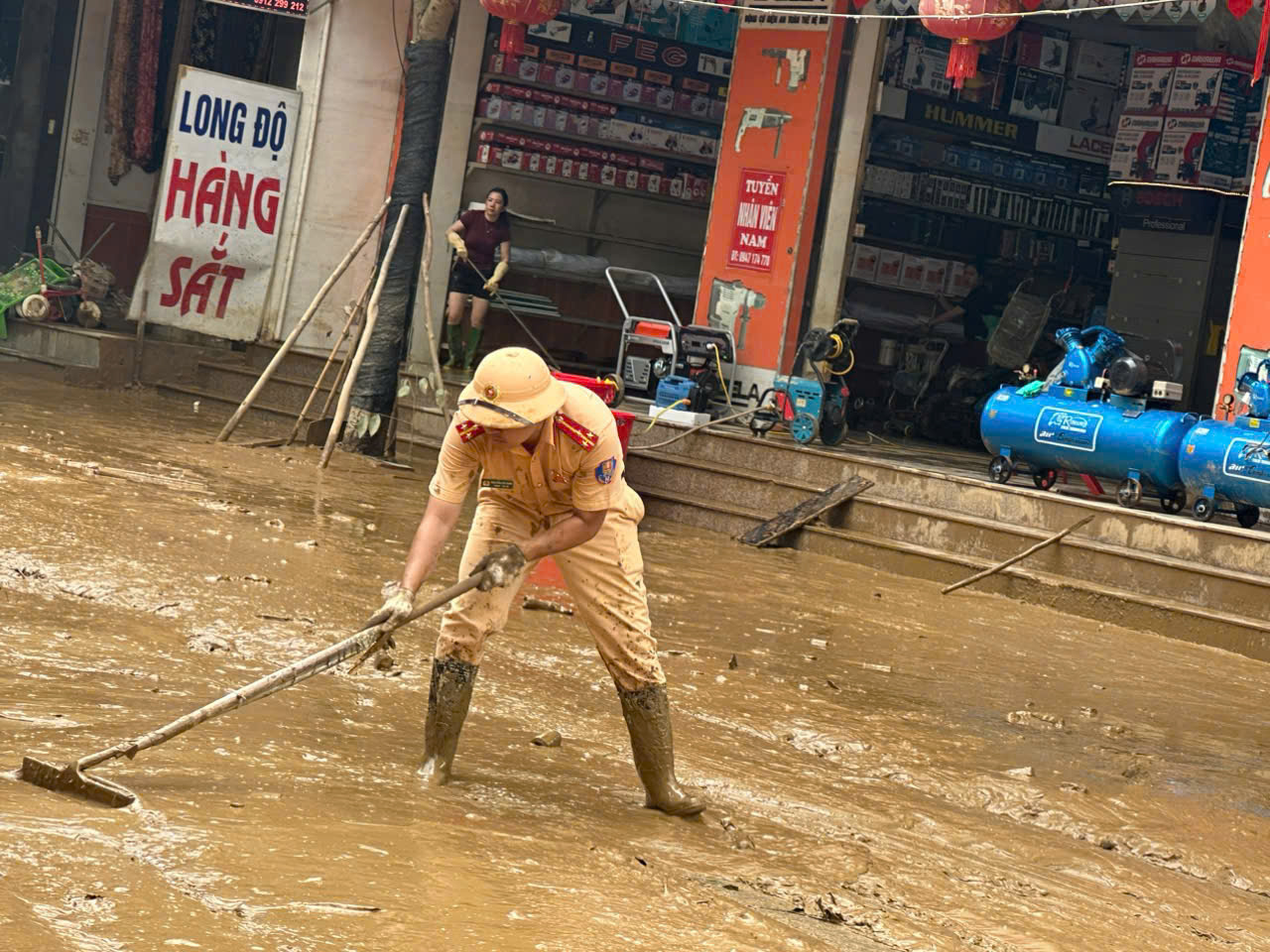 CSGT Lào Cai dầm mình trong bùn đất dọn dẹp trường lớp, nhà cửa giúp dân ổn định cuộc sống- Ảnh 13.