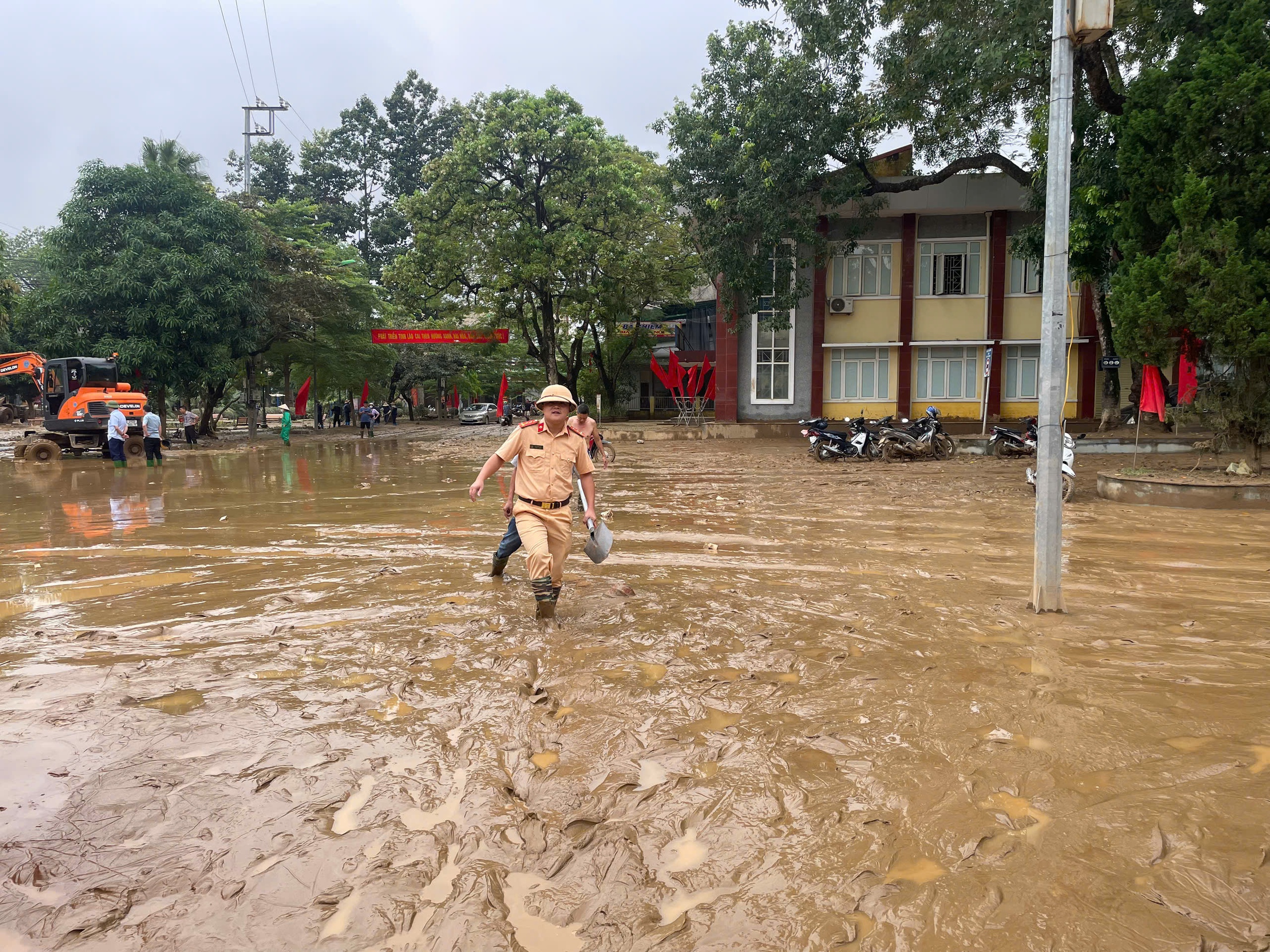 CSGT Lào Cai dầm mình trong bùn đất dọn dẹp trường lớp, nhà cửa giúp dân ổn định cuộc sống- Ảnh 14.