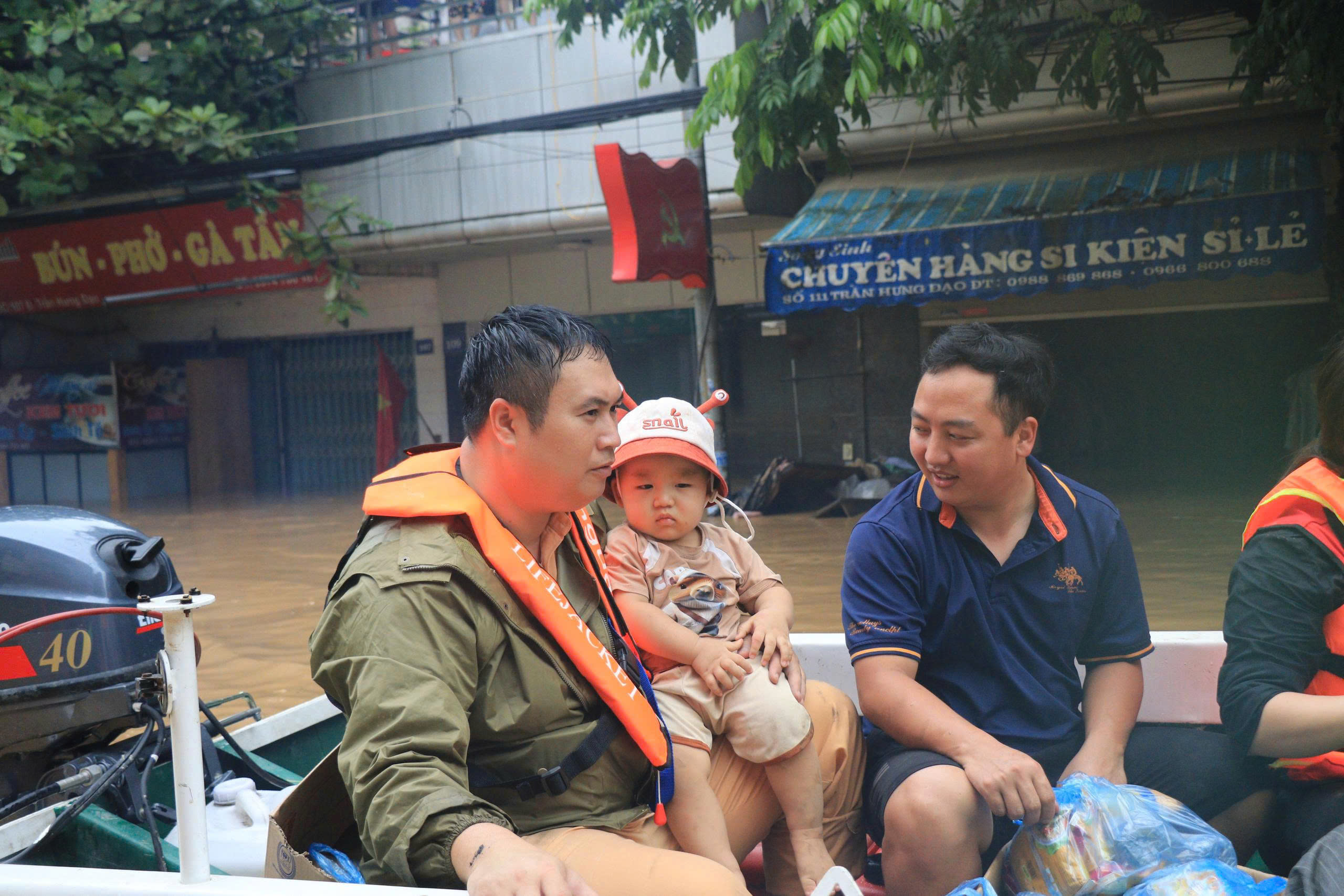 CSGT Lào Cai dầm mình trong bùn đất dọn dẹp trường lớp, nhà cửa giúp dân ổn định cuộc sống- Ảnh 4.