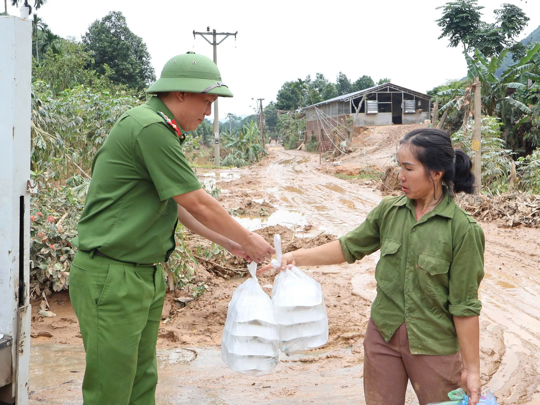 CSGT Lào Cai dầm mình trong bùn đất dọn dẹp trường lớp, nhà cửa giúp dân ổn định cuộc sống- Ảnh 15.
