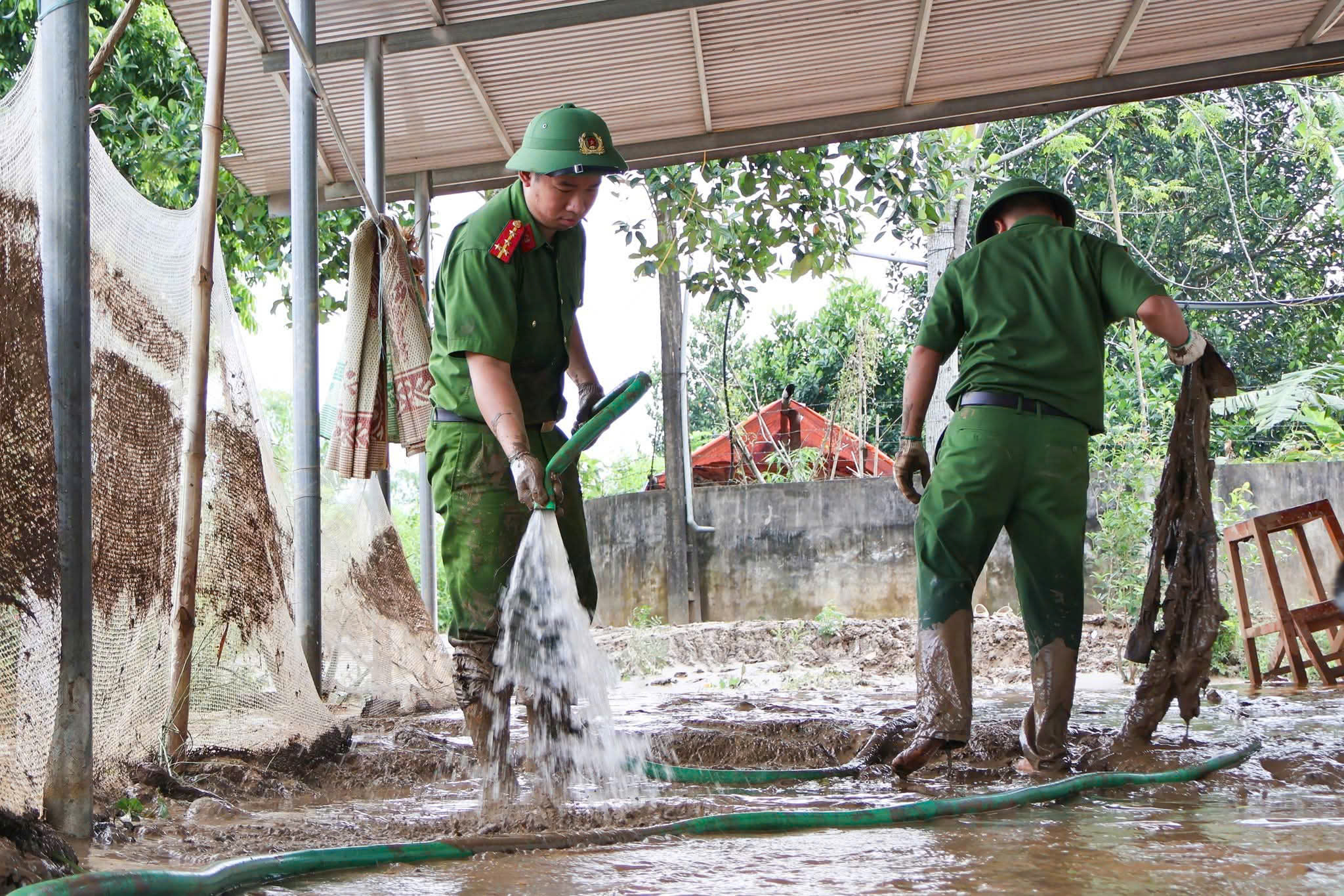CSGT Lào Cai dầm mình trong bùn đất dọn dẹp trường lớp, nhà cửa giúp dân ổn định cuộc sống- Ảnh 16.