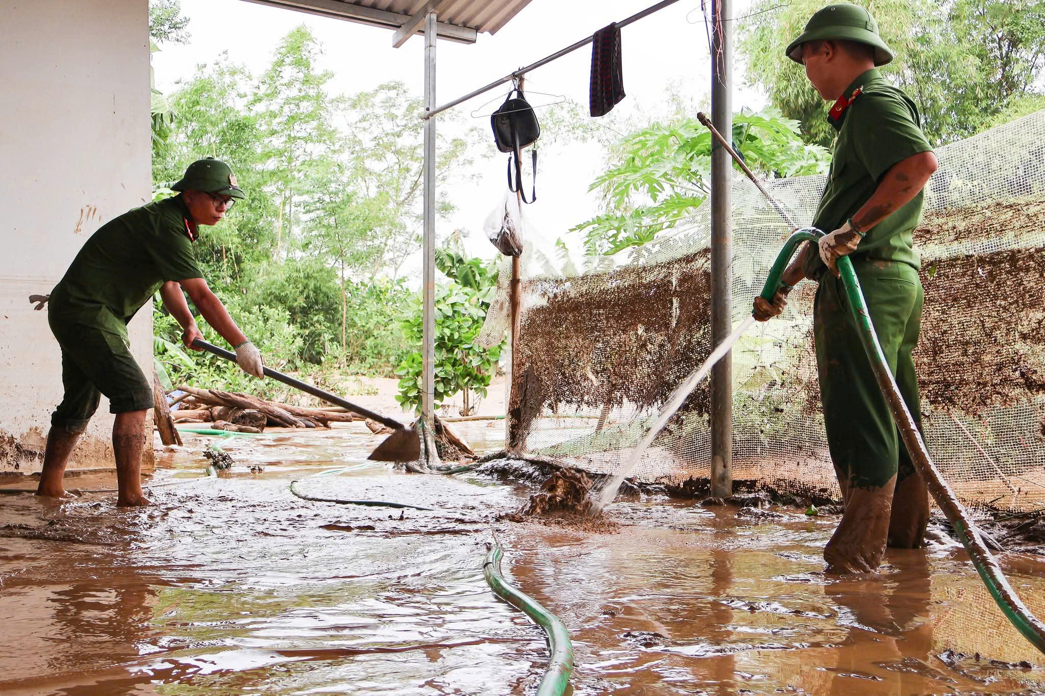 CSGT Lào Cai dầm mình trong bùn đất dọn dẹp trường lớp, nhà cửa giúp dân ổn định cuộc sống- Ảnh 17.