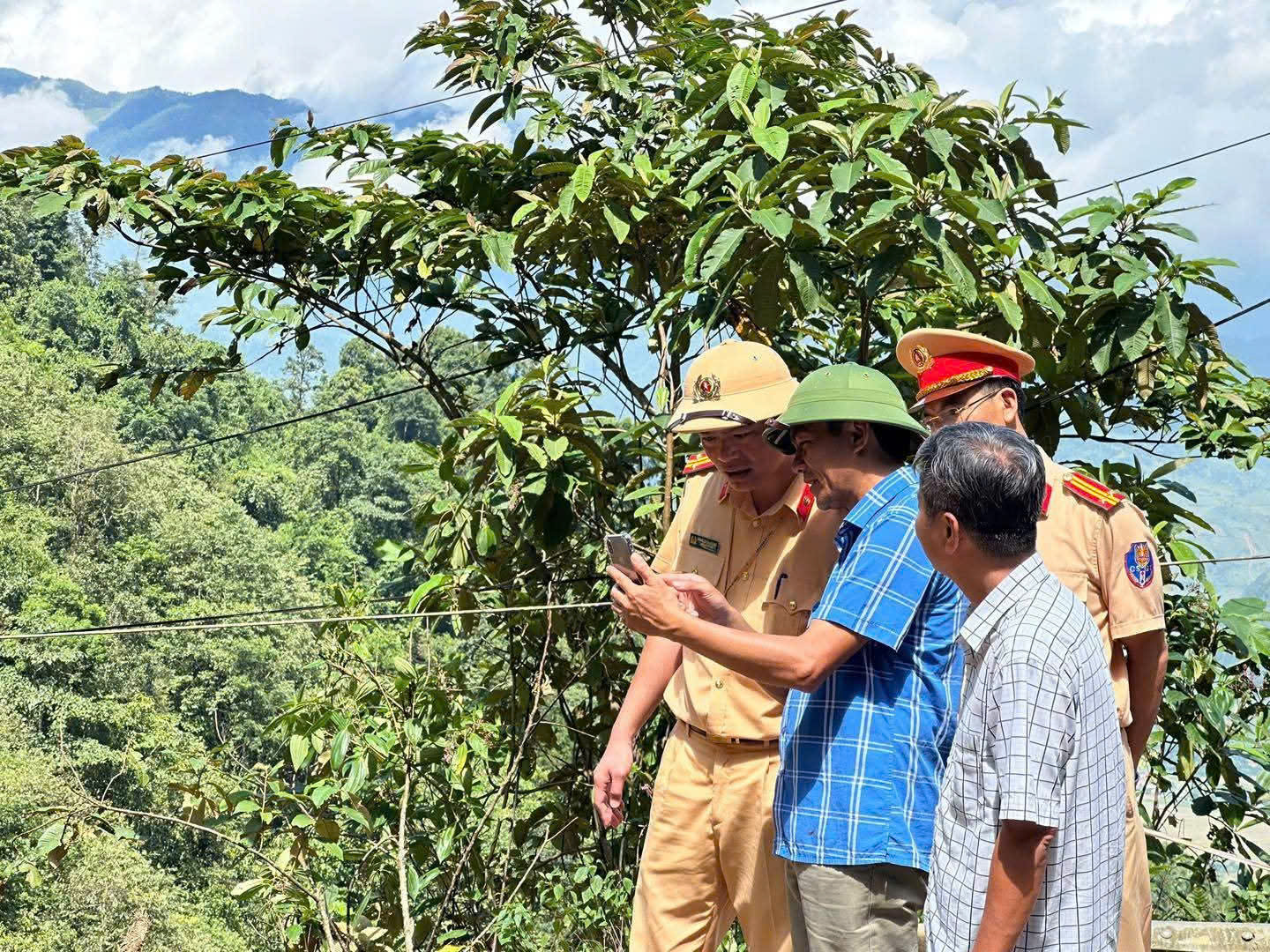 Lào Cai thông đường quốc lộ 32 cho xe máy lên Mù Cang Chải- Ảnh 1.