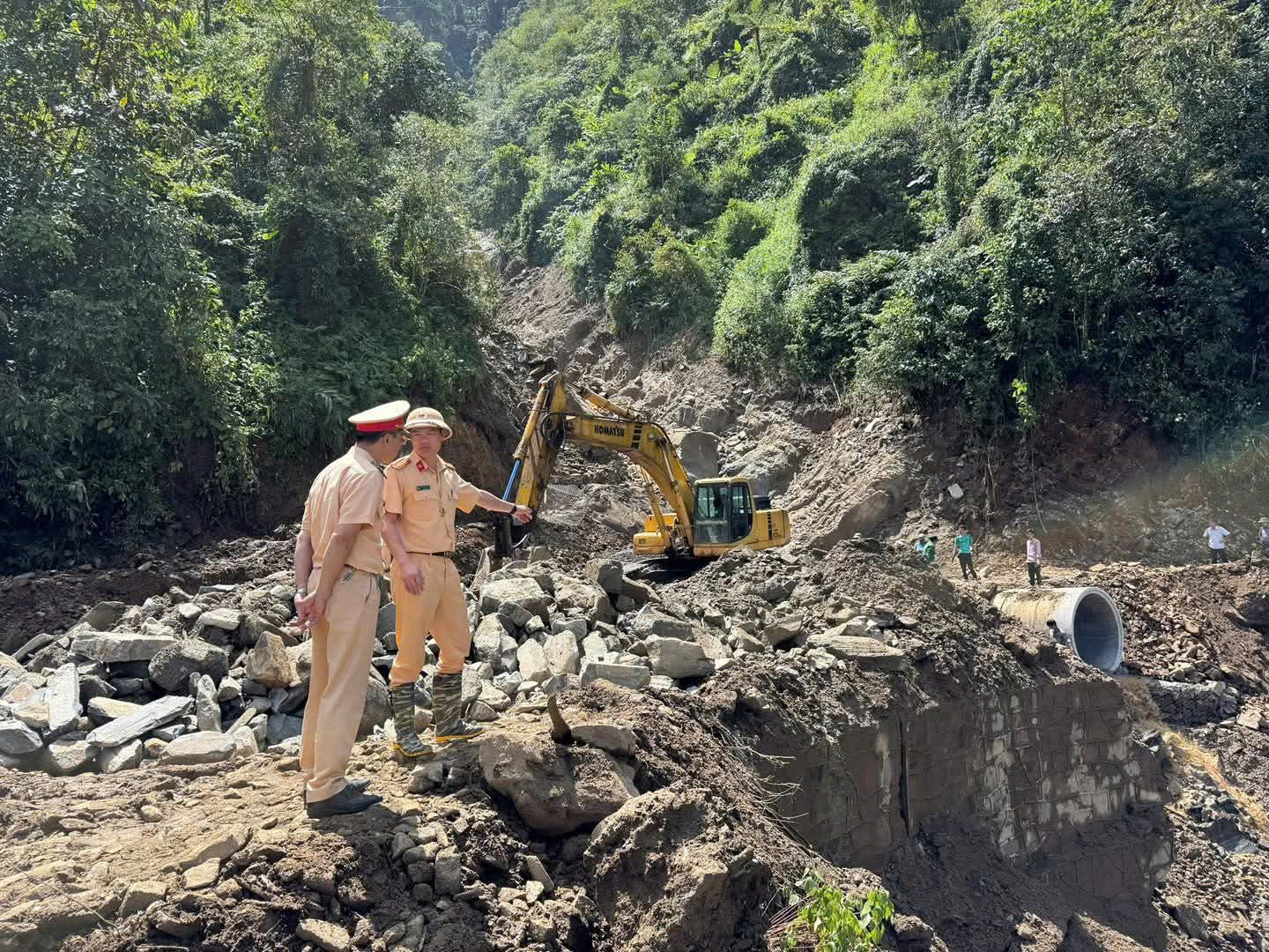 Lào Cai thông đường quốc lộ 32 cho xe máy lên Mù Cang Chải- Ảnh 3.