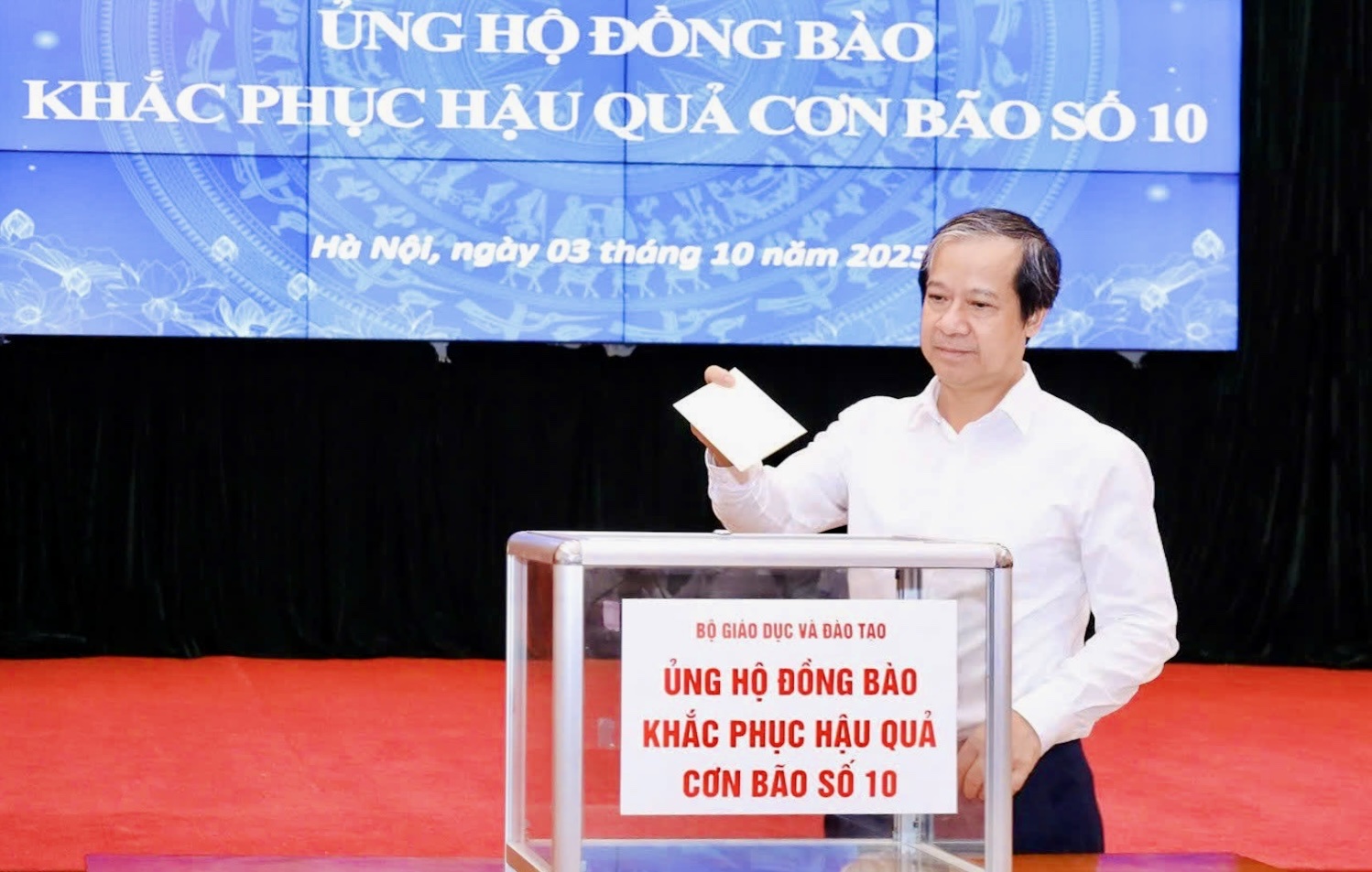 Hơn 3,6 tỷ đồng từ ngành Giáo dục gửi đến đồng bào vùng bão- Ảnh 1.