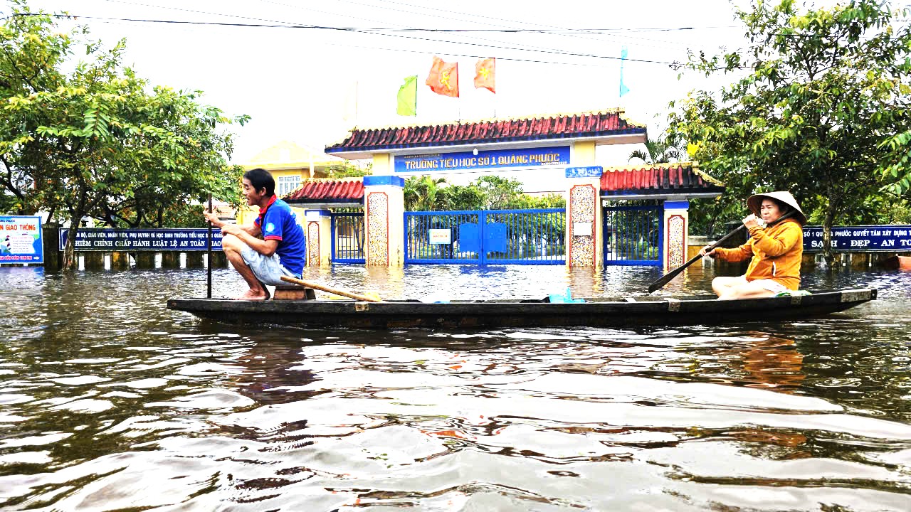 Huế: Hàng chục ngàn nhà dân bị ngập, 8 người chết và mất tích- Ảnh 2. Huế: Hàng chục ngàn nhà dân bị ngập, 8 người chết và mất tích- Ảnh 2.