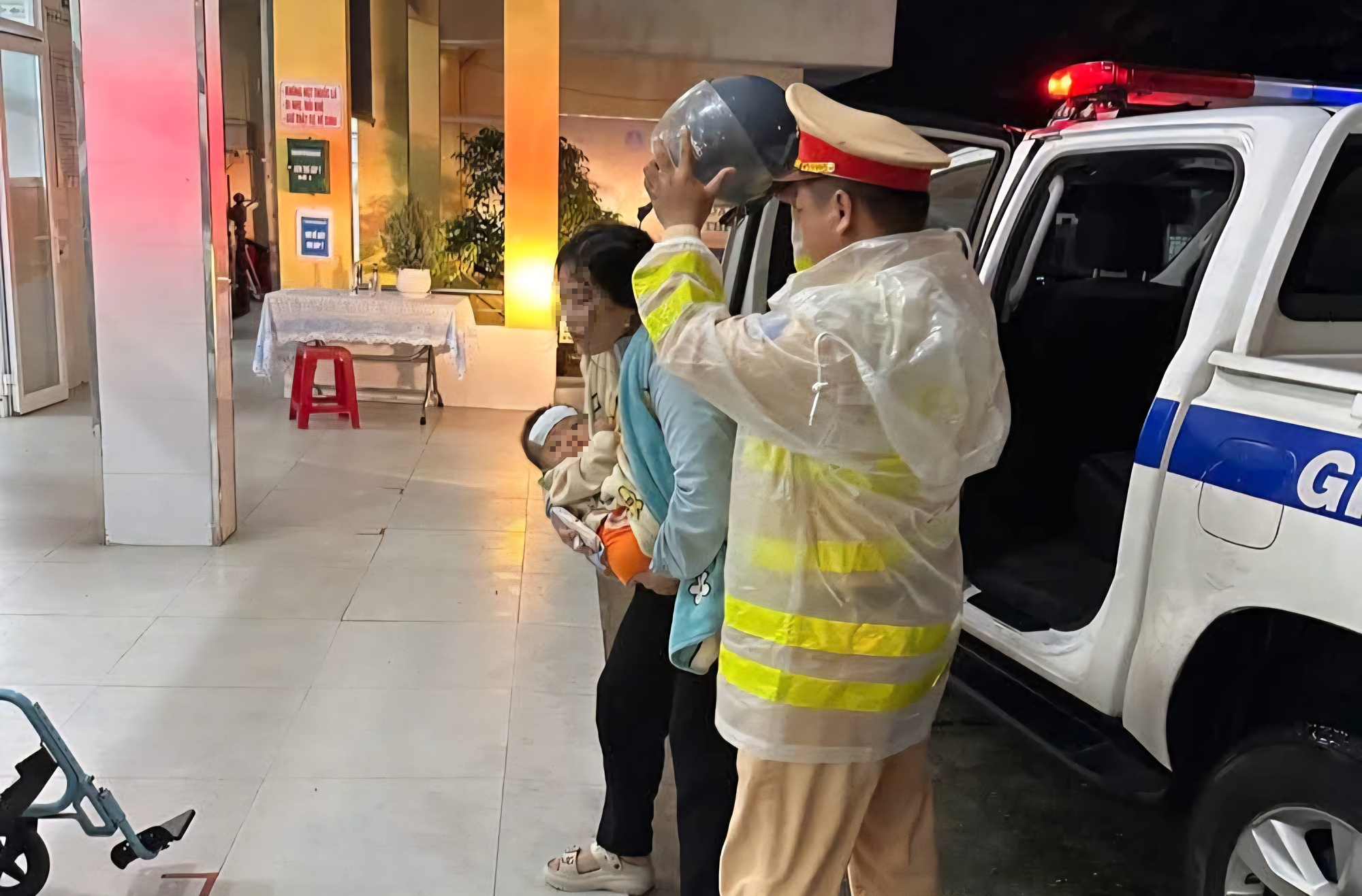 CSGT Quảng Ngãi dùng xe đặc chủng đưa cháu bé sốt cao đi cấp cứu kịp thời- Ảnh 1. CSGT Quảng Ngãi dùng xe đặc chủng đưa cháu bé sốt cao đi cấp cứu kịp thời- Ảnh 1.