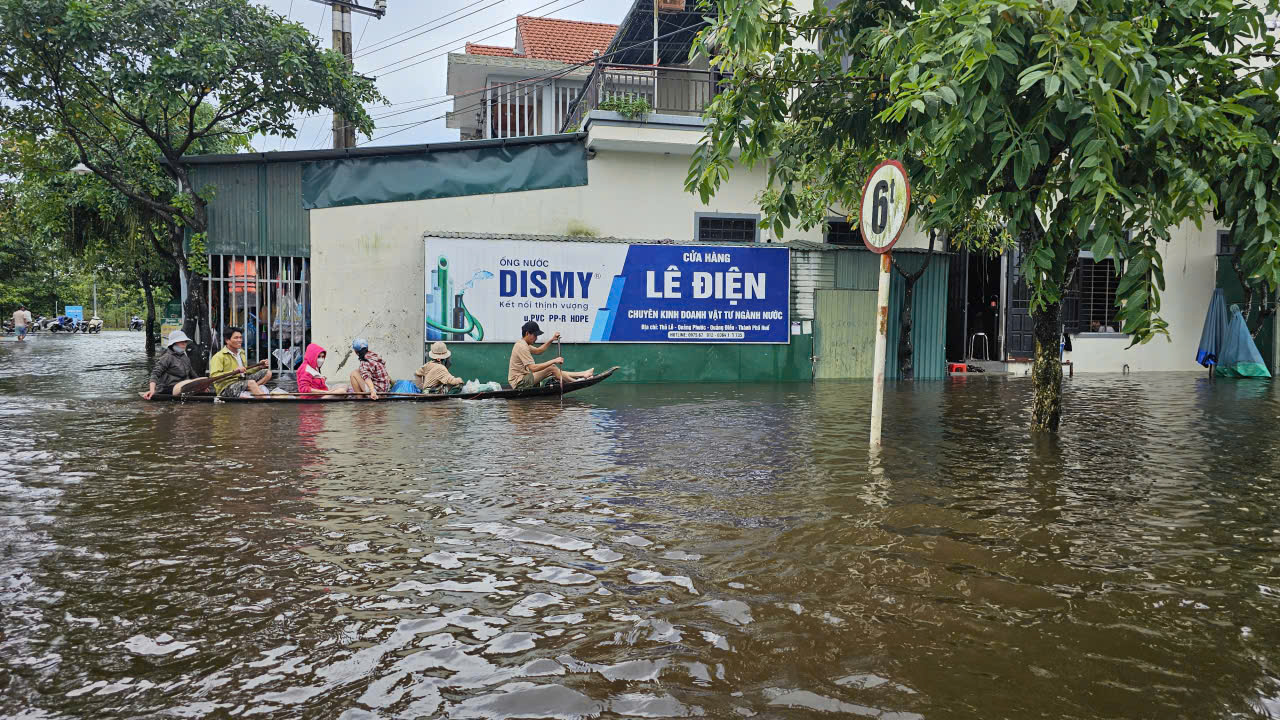 Huế: Hàng chục ngàn nhà dân bị ngập, 8 người chết và mất tích- Ảnh 3. Huế: Hàng chục ngàn nhà dân bị ngập, 8 người chết và mất tích- Ảnh 3.
