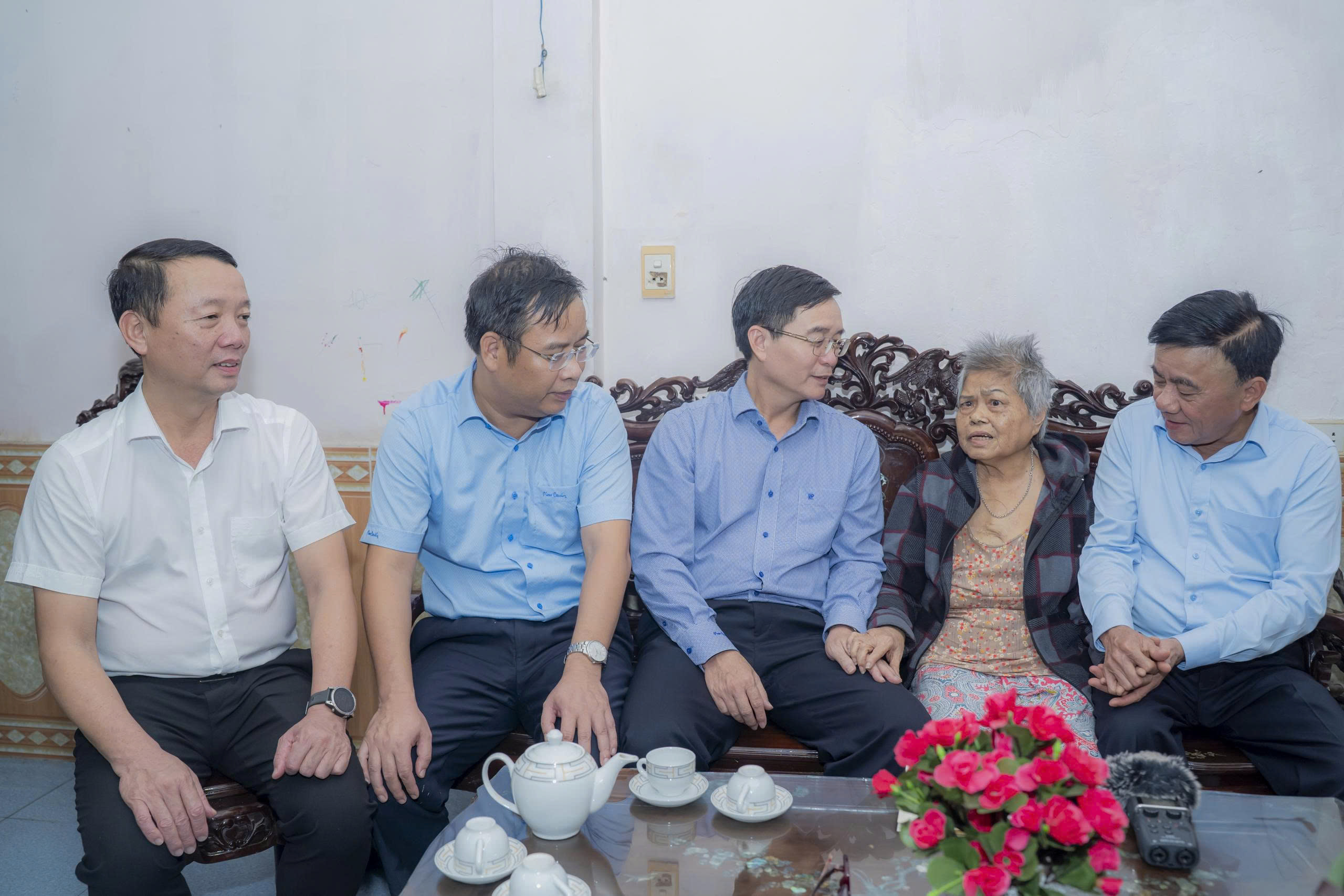 Thường trực Ban Bí thư kiểm tra công tác khắc phục hậu quả mưa lũ tại Huế- Ảnh 4. Thường trực Ban Bí thư kiểm tra công tác khắc phục hậu quả mưa lũ tại Huế- Ảnh 4.