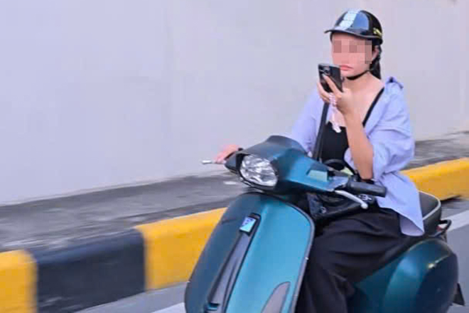 Hà Nội: Hai cô gái đi xe máy nghe điện thoại bị xử phạt mỗi người 1,4 triệu đồng- Ảnh 2. Hà Nội: Hai cô gái đi xe máy nghe điện thoại bị xử phạt mỗi người 1,4 triệu đồng- Ảnh 2.