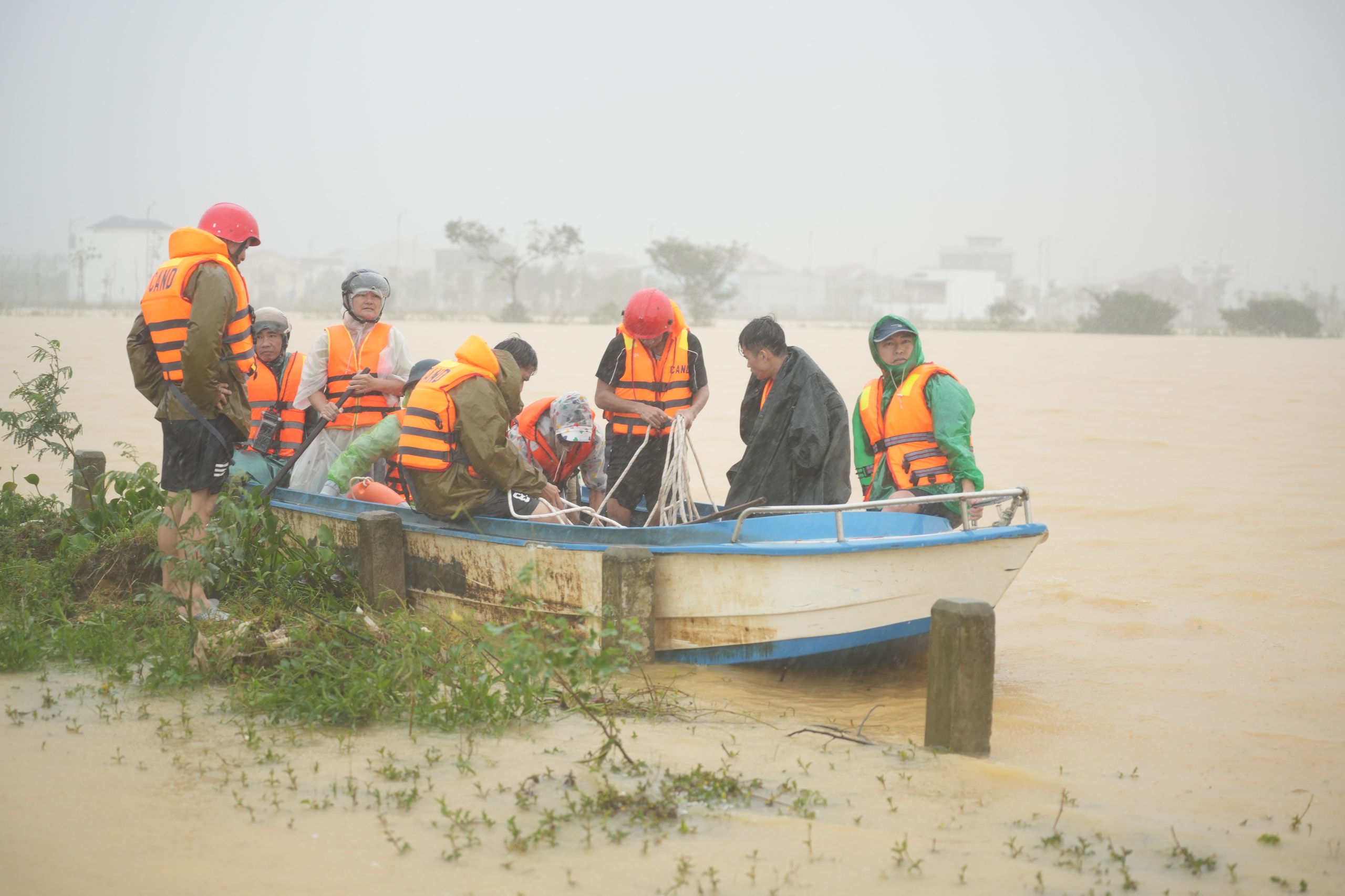 Huế: Hàng chục ngàn nhà dân bị ngập, 8 người chết và mất tích- Ảnh 4. Huế: Hàng chục ngàn nhà dân bị ngập, 8 người chết và mất tích- Ảnh 4.