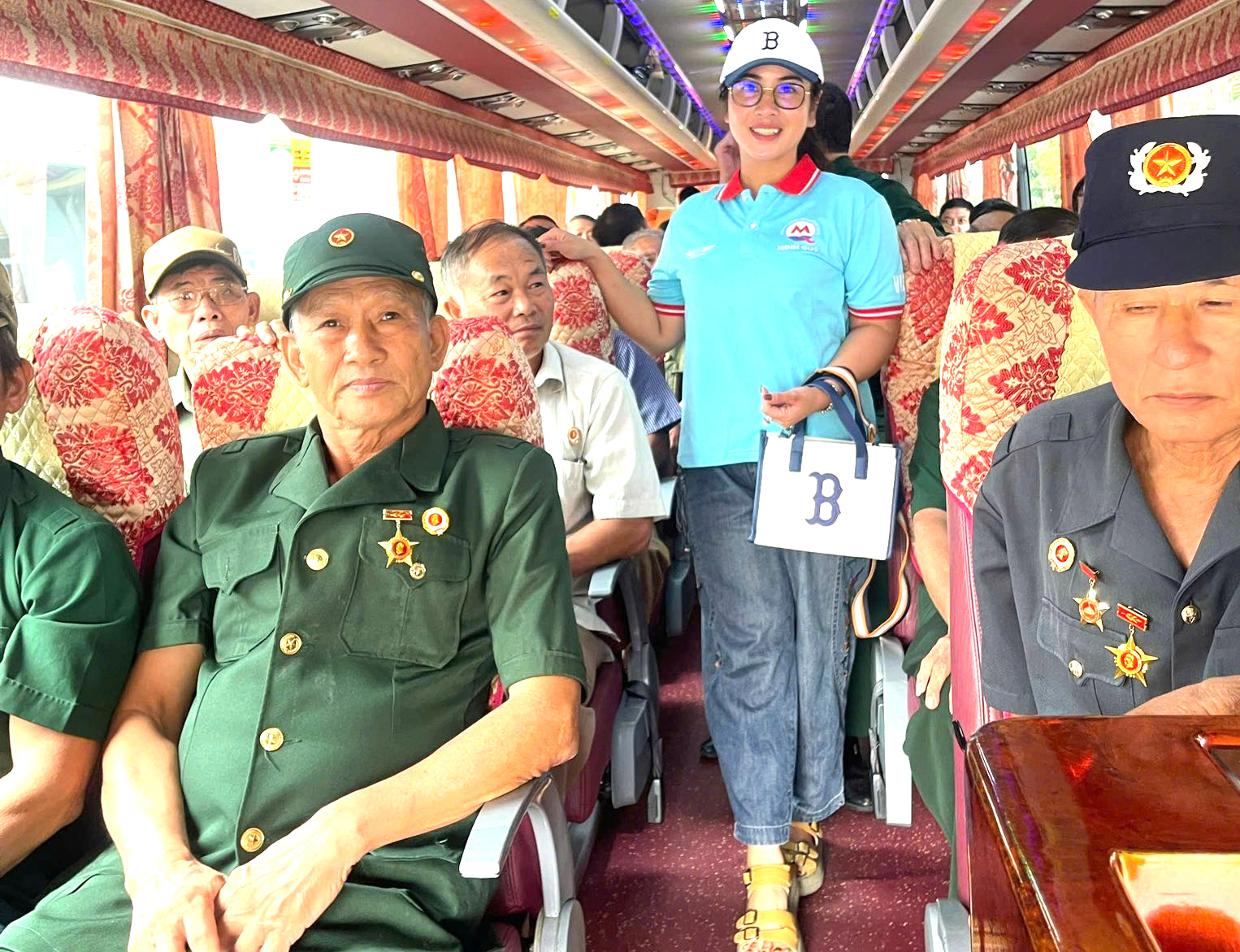 Giám đốc doanh nghiệp xã đảo chi hàng tỷ đồng vận hành chuyến xe tử tế, lan tỏa yêu thương- Ảnh 2. Giám đốc doanh nghiệp xã đảo chi hàng tỷ đồng vận hành chuyến xe tử tế, lan tỏa yêu thương- Ảnh 2.