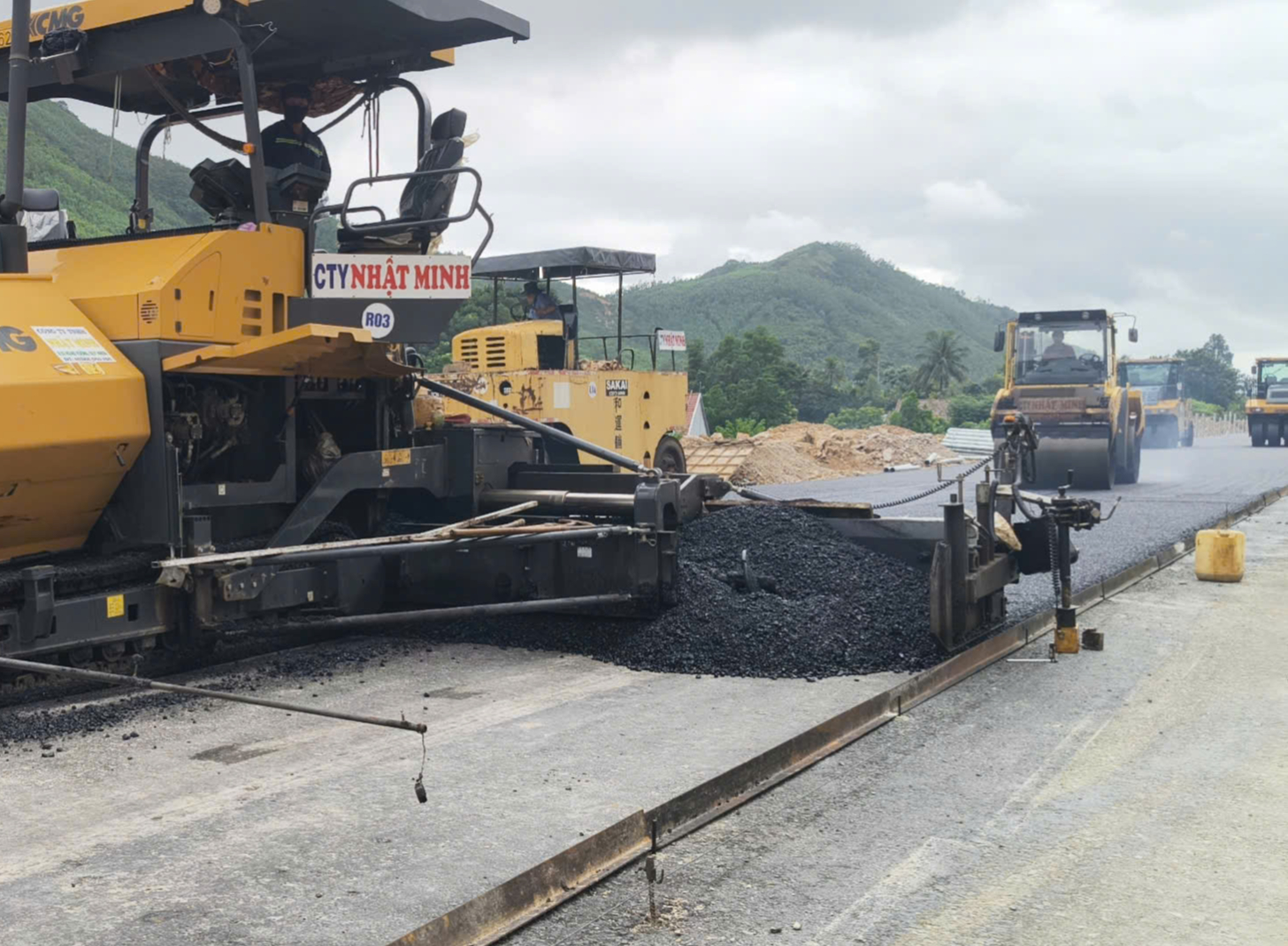 "Canh trời" thảm nhựa cao tốc Quy Nhơn - Chí Thạnh- Ảnh 1. "Canh trời" thảm nhựa cao tốc Quy Nhơn - Chí Thạnh- Ảnh 1.