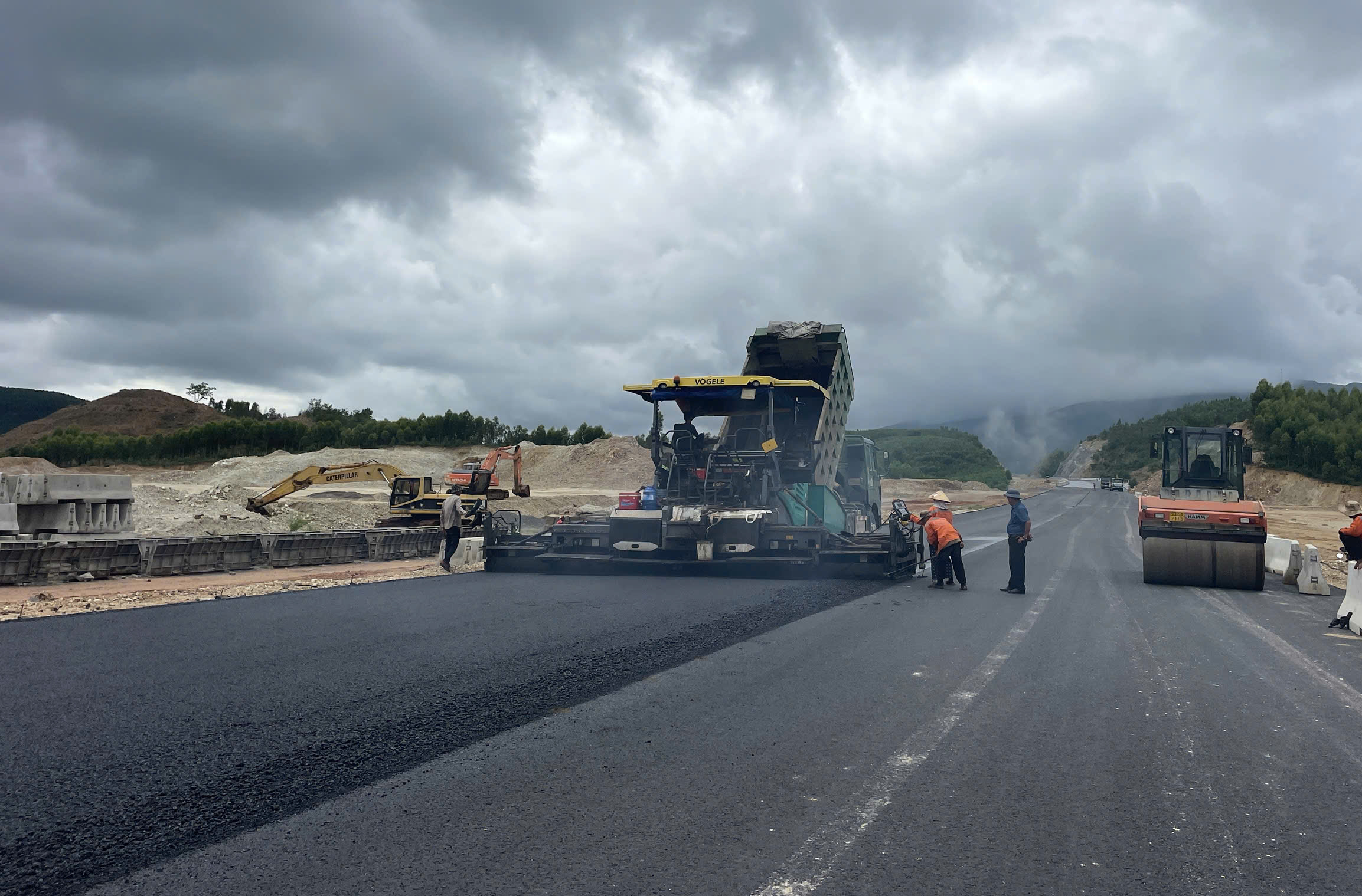 "Canh trời" thảm nhựa cao tốc Quy Nhơn - Chí Thạnh- Ảnh 2.