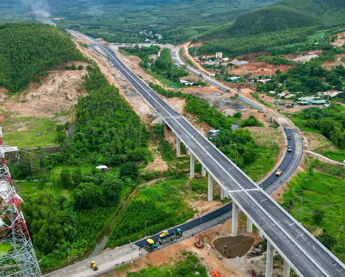 "Canh trời" thảm nhựa cao tốc Quy Nhơn - Chí Thạnh- Ảnh 3. "Canh trời" thảm nhựa cao tốc Quy Nhơn - Chí Thạnh- Ảnh 3.