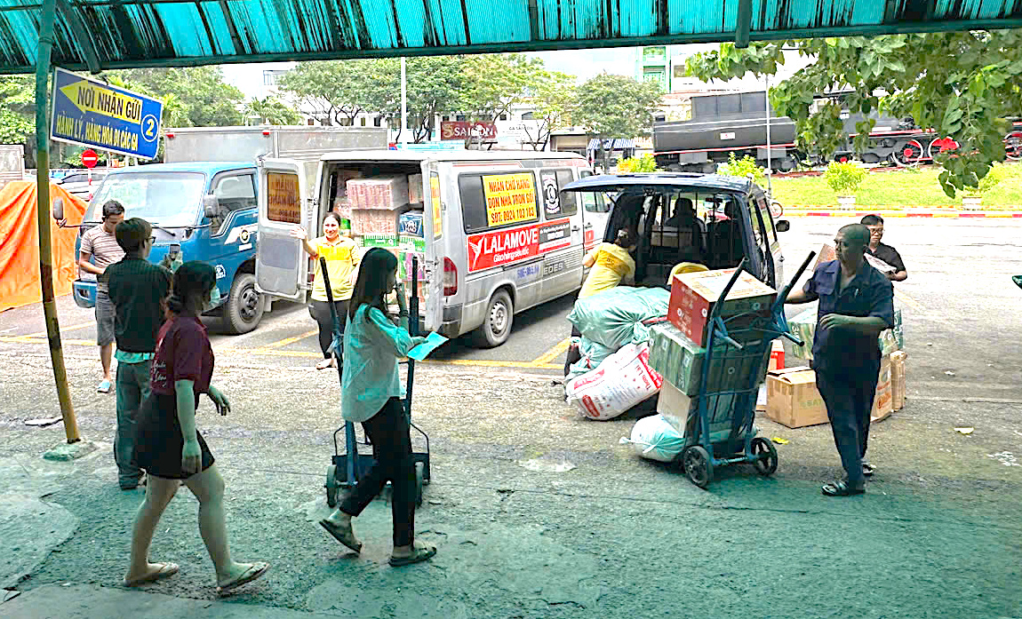 Đường sắt nhận vận chuyển miễn phí hàng cứu trợ đồng bào miền Trung bị mưa lũ- Ảnh 1. Đường sắt nhận vận chuyển miễn phí hàng cứu trợ đồng bào miền Trung bị mưa lũ- Ảnh 1.