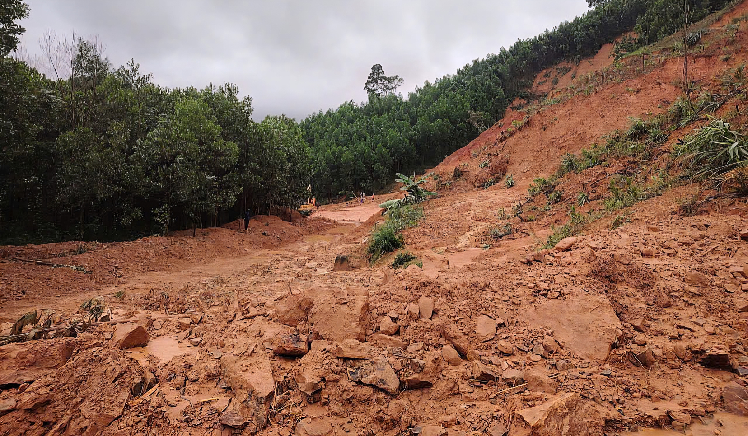 Quyết tâm thông toàn bộ điểm sạt lở qua đèo Lò Xo vào chiều 30/10- Ảnh 2. Quyết tâm thông toàn bộ điểm sạt lở qua đèo Lò Xo vào chiều 30/10- Ảnh 2.