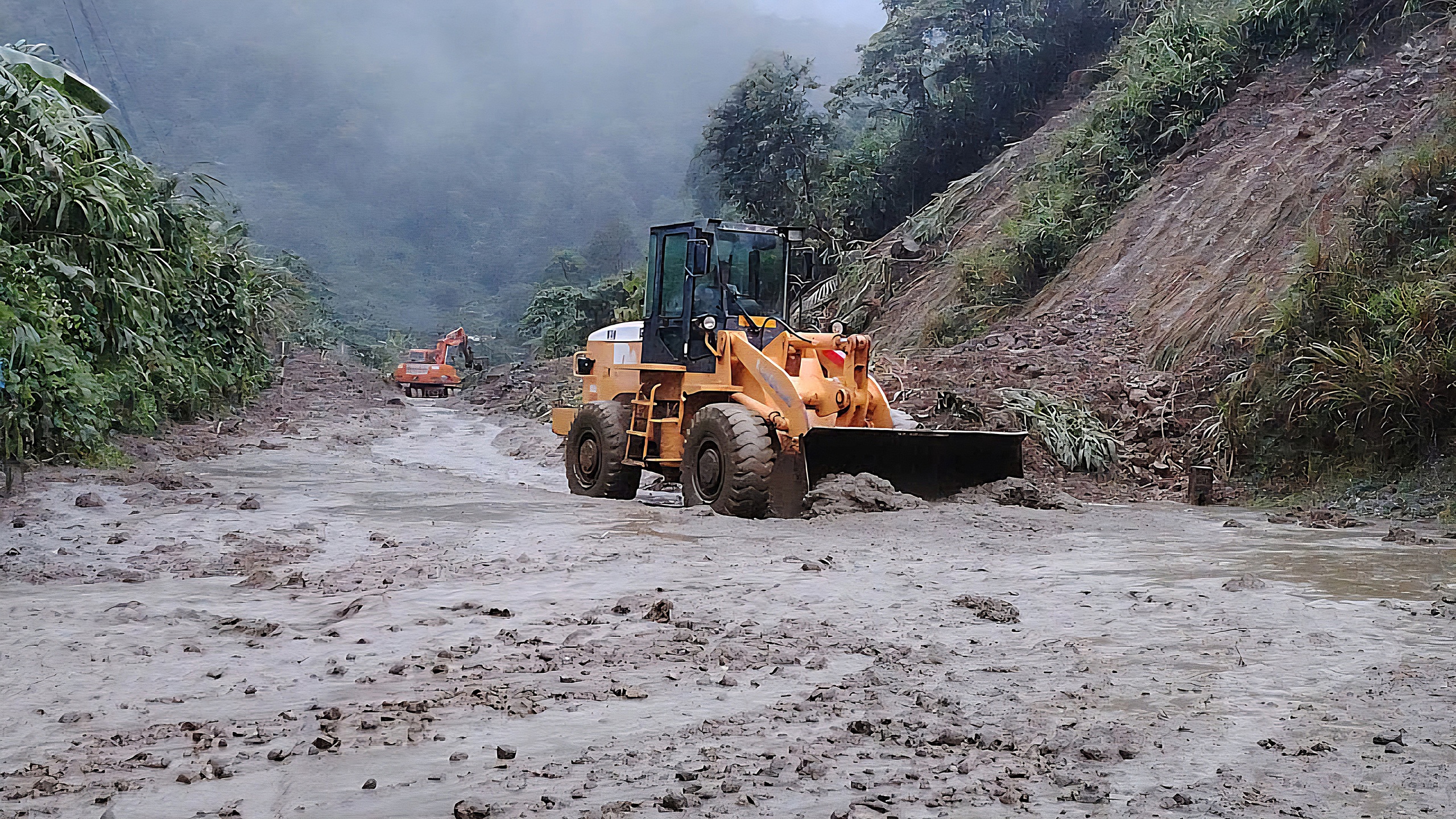 Quyết tâm thông toàn bộ điểm sạt lở qua đèo Lò Xo vào chiều 30/10- Ảnh 3. Quyết tâm thông toàn bộ điểm sạt lở qua đèo Lò Xo vào chiều 30/10- Ảnh 3.