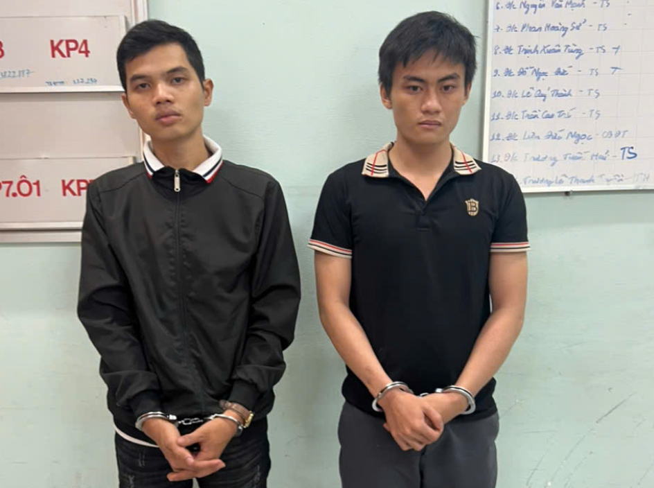 Bắt 2 thanh niên dùng vũ lực cướp xe và điện thoại học sinh lớp 10 trong đêm mưa- Ảnh 1. Bắt 2 thanh niên dùng vũ lực cướp xe và điện thoại học sinh lớp 10 trong đêm mưa- Ảnh 1.