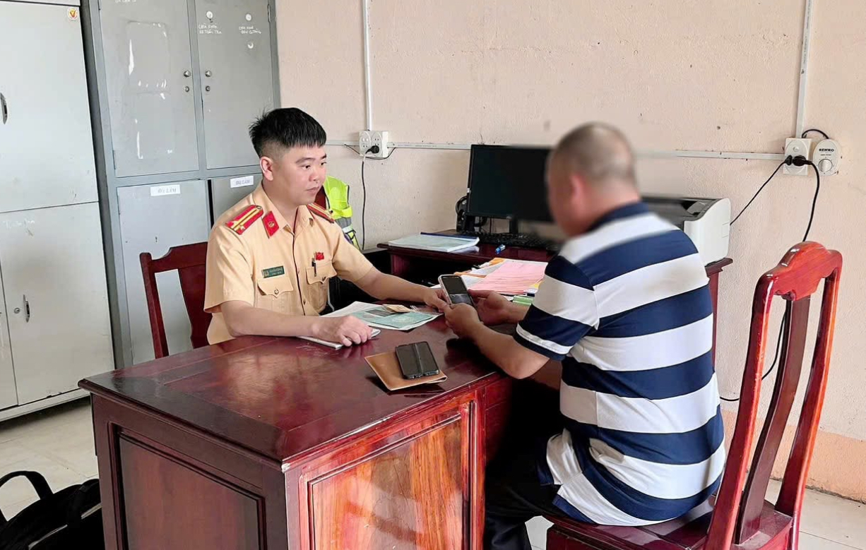 Đồng Nai: Vượt vạch đôi trong lúc sáng sớm lọt vào camera, tài xế bị xử phạt nghiêm- Ảnh 1. Đồng Nai: Vượt vạch đôi trong lúc sáng sớm lọt vào camera, tài xế bị xử phạt nghiêm- Ảnh 1.