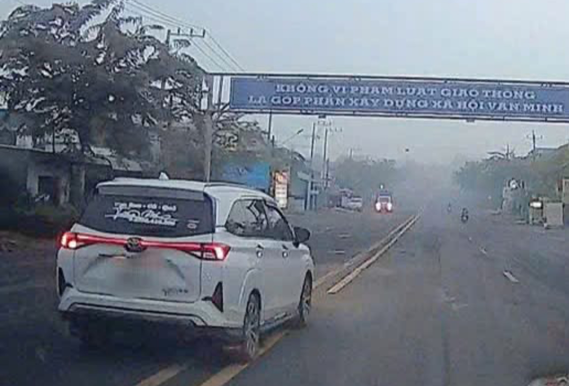 Đồng Nai: Vượt vạch đôi trong lúc sáng sớm lọt vào camera, tài xế bị xử phạt nghiêm- Ảnh 2. Đồng Nai: Vượt vạch đôi trong lúc sáng sớm lọt vào camera, tài xế bị xử phạt nghiêm- Ảnh 2.