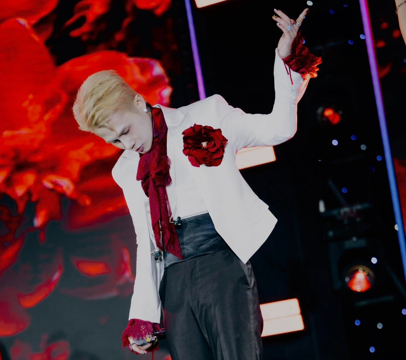 TP.HCM chấn chỉnh tình trạng ca sĩ biểu diễn nhạc phản cảm, lệch chuẩn văn hóa- Ảnh 2. TP.HCM chấn chỉnh tình trạng ca sĩ biểu diễn nhạc phản cảm, lệch chuẩn văn hóa- Ảnh 2.