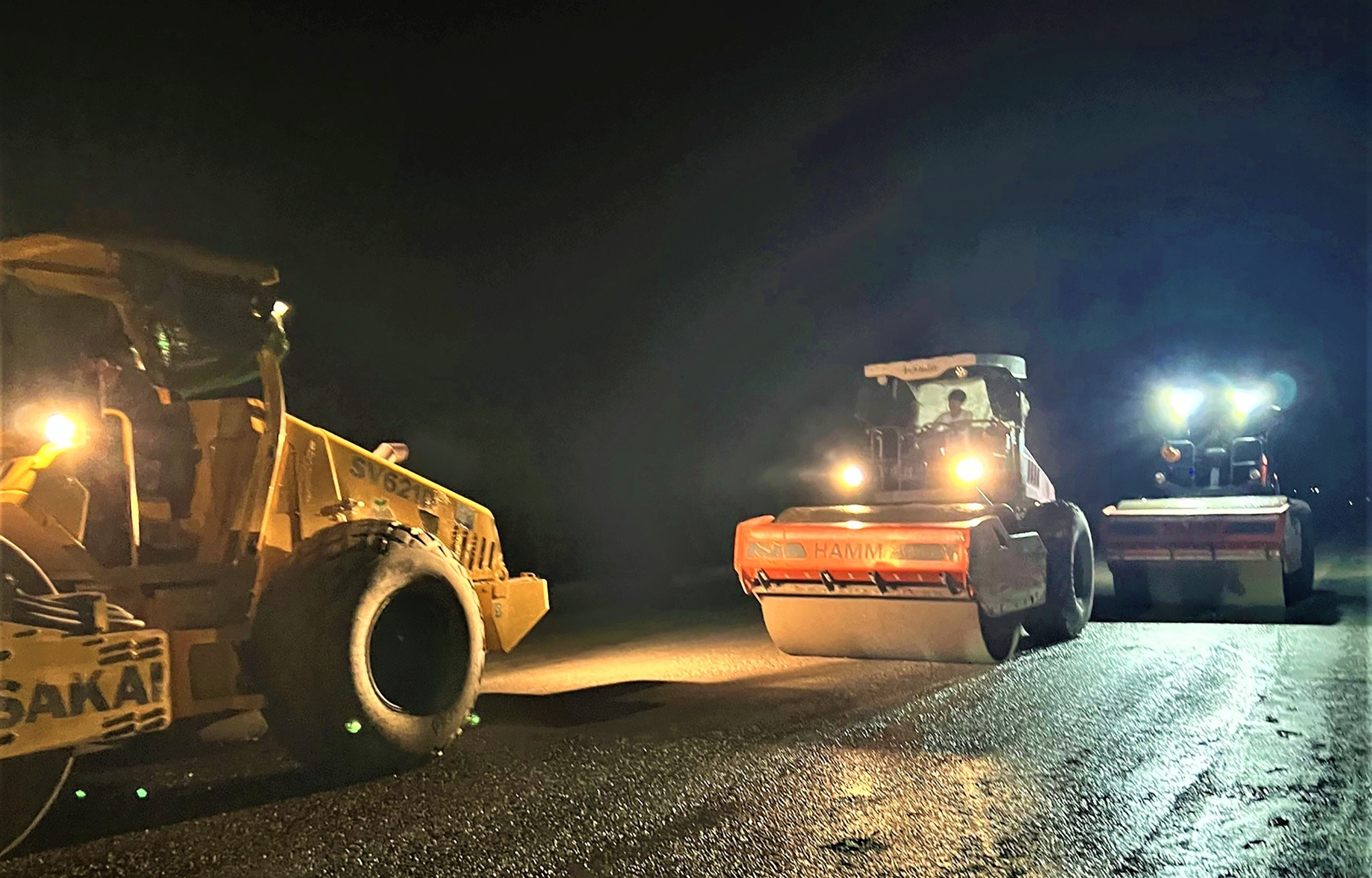 Xuyên đêm tăng tốc thi công cao tốc Chí Thạnh - Vân Phong- Ảnh 1. Xuyên đêm tăng tốc thi công cao tốc Chí Thạnh - Vân Phong- Ảnh 1.