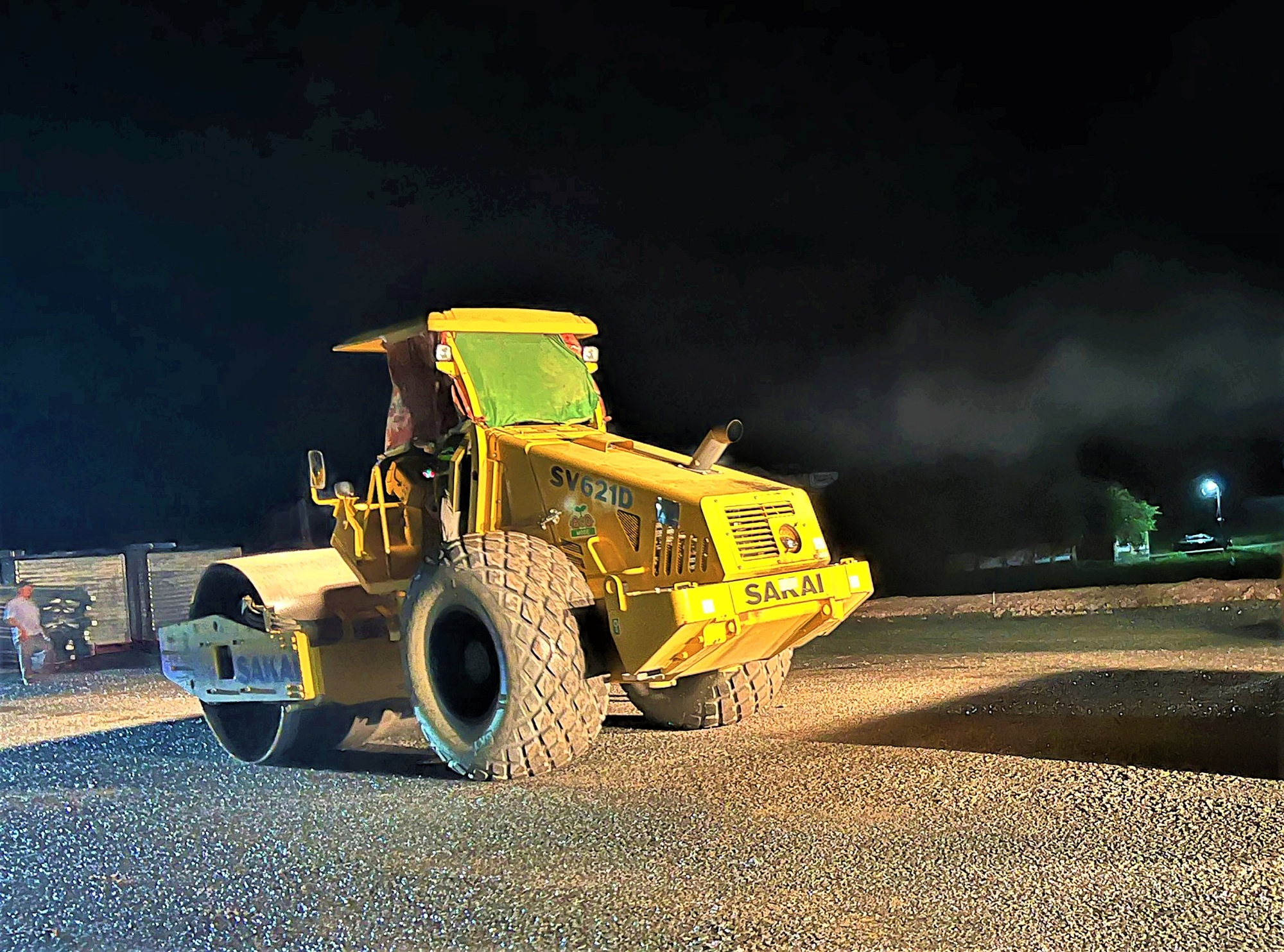 Xuyên đêm tăng tốc thi công cao tốc Chí Thạnh - Vân Phong- Ảnh 11. Xuyên đêm tăng tốc thi công cao tốc Chí Thạnh - Vân Phong- Ảnh 11.