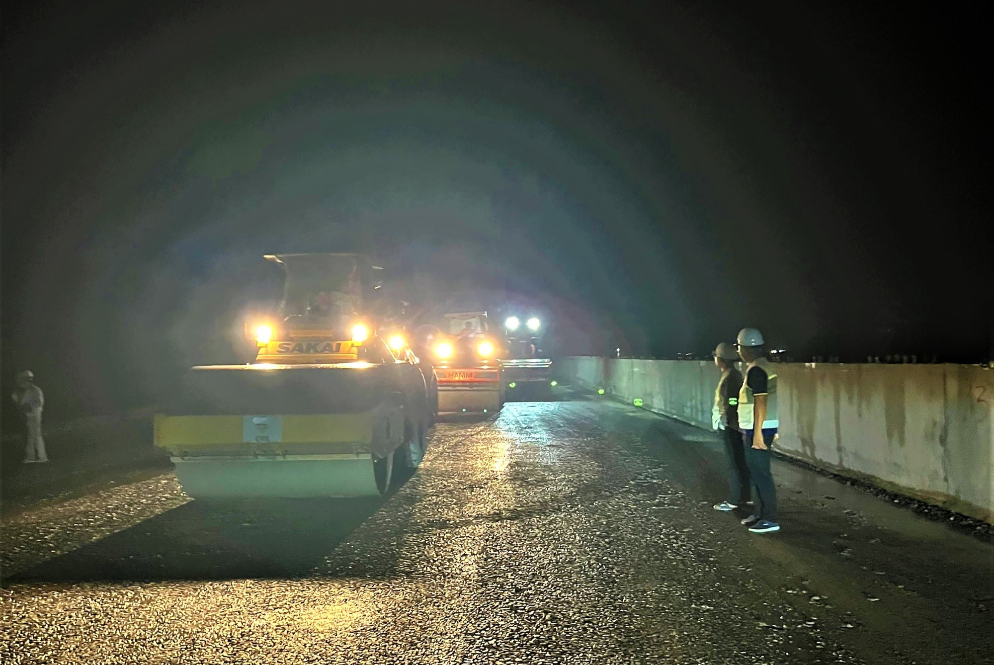 Xuyên đêm tăng tốc thi công cao tốc Chí Thạnh - Vân Phong- Ảnh 3. Xuyên đêm tăng tốc thi công cao tốc Chí Thạnh - Vân Phong- Ảnh 3.