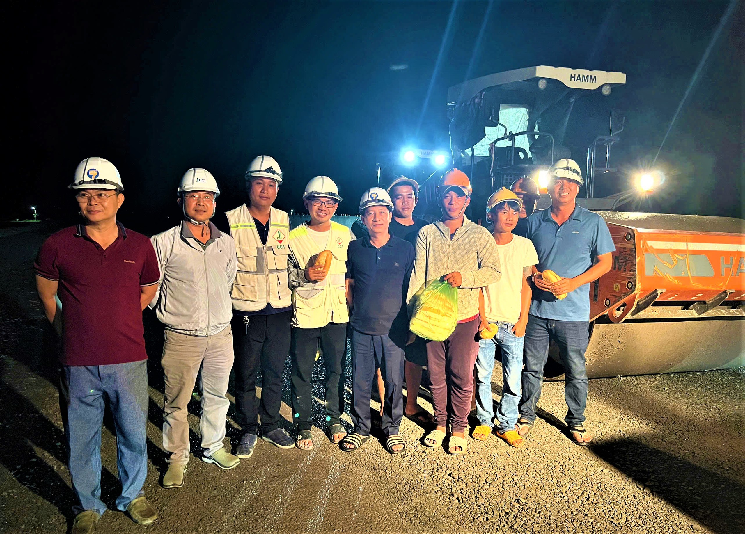 Xuyên đêm tăng tốc thi công cao tốc Chí Thạnh - Vân Phong- Ảnh 2. Xuyên đêm tăng tốc thi công cao tốc Chí Thạnh - Vân Phong- Ảnh 2.