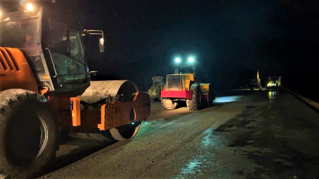 Xuyên đêm tăng tốc thi công cao tốc Chí Thạnh - Vân Phong- Ảnh 13. Xuyên đêm tăng tốc thi công cao tốc Chí Thạnh - Vân Phong- Ảnh 13.