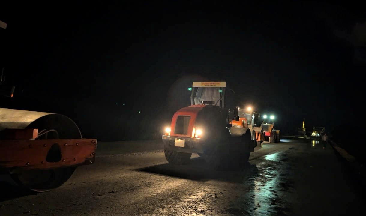 Xuyên đêm tăng tốc thi công cao tốc Chí Thạnh - Vân Phong- Ảnh 6. Xuyên đêm tăng tốc thi công cao tốc Chí Thạnh - Vân Phong- Ảnh 6.