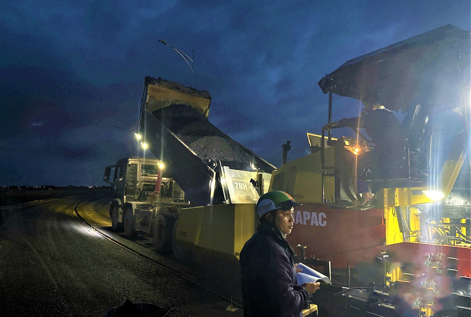 Xuyên đêm tăng tốc thi công cao tốc Chí Thạnh - Vân Phong- Ảnh 4. Xuyên đêm tăng tốc thi công cao tốc Chí Thạnh - Vân Phong- Ảnh 4.