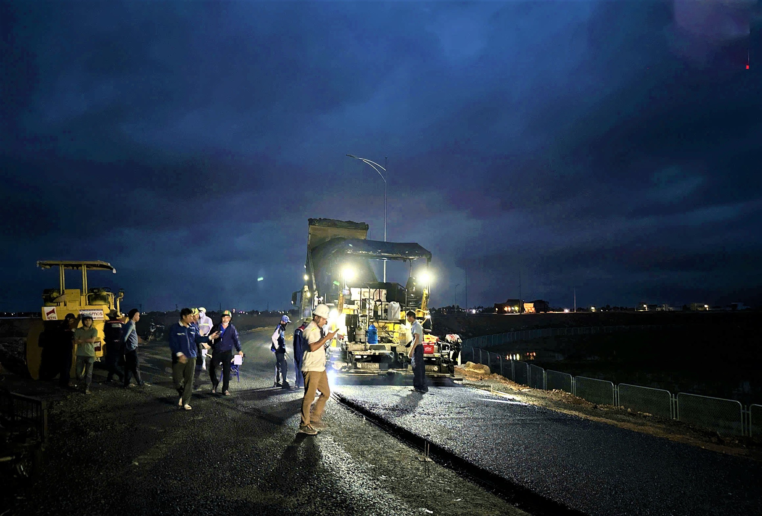 Xuyên đêm tăng tốc thi công cao tốc Chí Thạnh - Vân Phong- Ảnh 5. Xuyên đêm tăng tốc thi công cao tốc Chí Thạnh - Vân Phong- Ảnh 5.