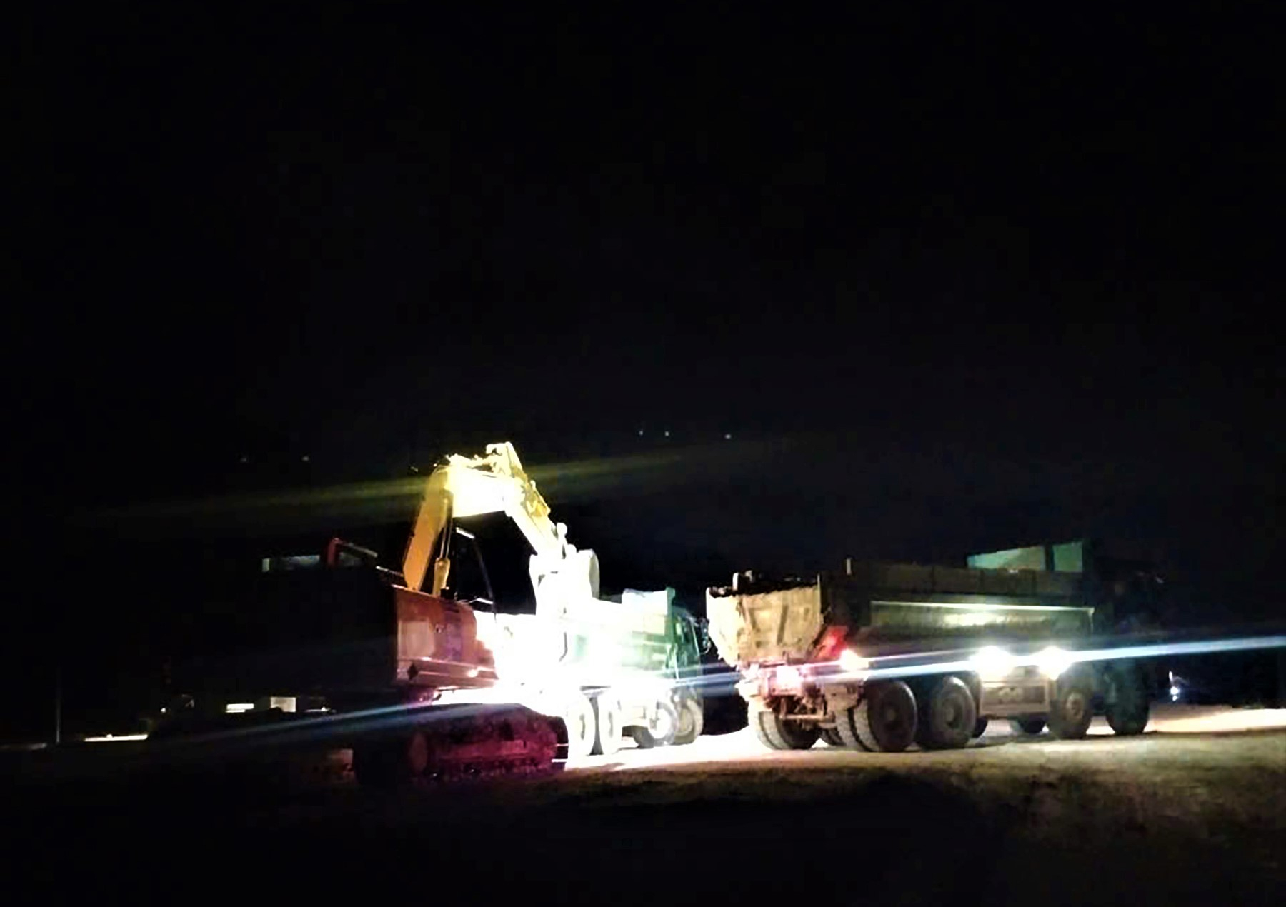 Xuyên đêm tăng tốc thi công cao tốc Chí Thạnh - Vân Phong- Ảnh 7. Xuyên đêm tăng tốc thi công cao tốc Chí Thạnh - Vân Phong- Ảnh 7.