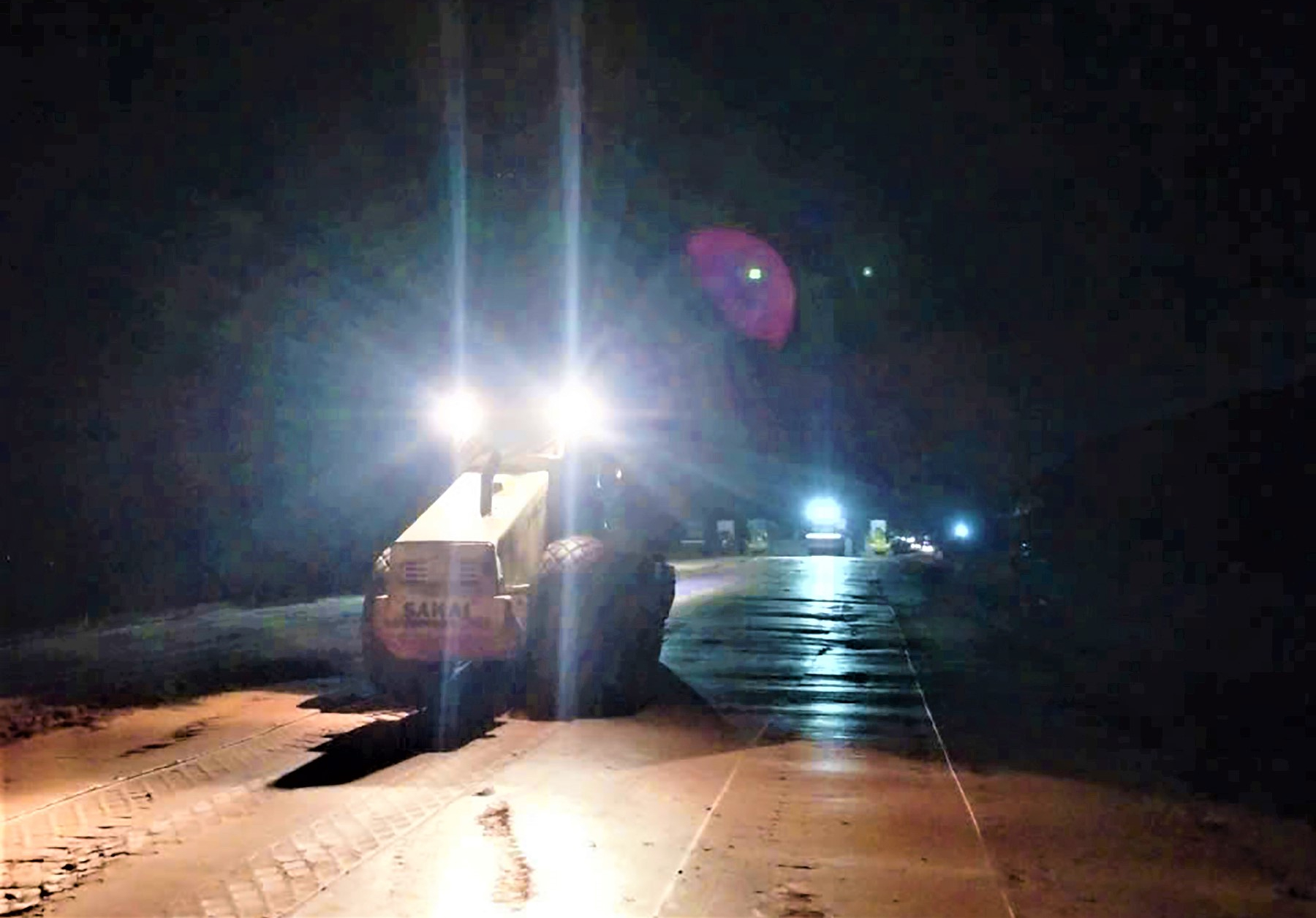 Xuyên đêm tăng tốc thi công cao tốc Chí Thạnh - Vân Phong- Ảnh 12. Xuyên đêm tăng tốc thi công cao tốc Chí Thạnh - Vân Phong- Ảnh 12.