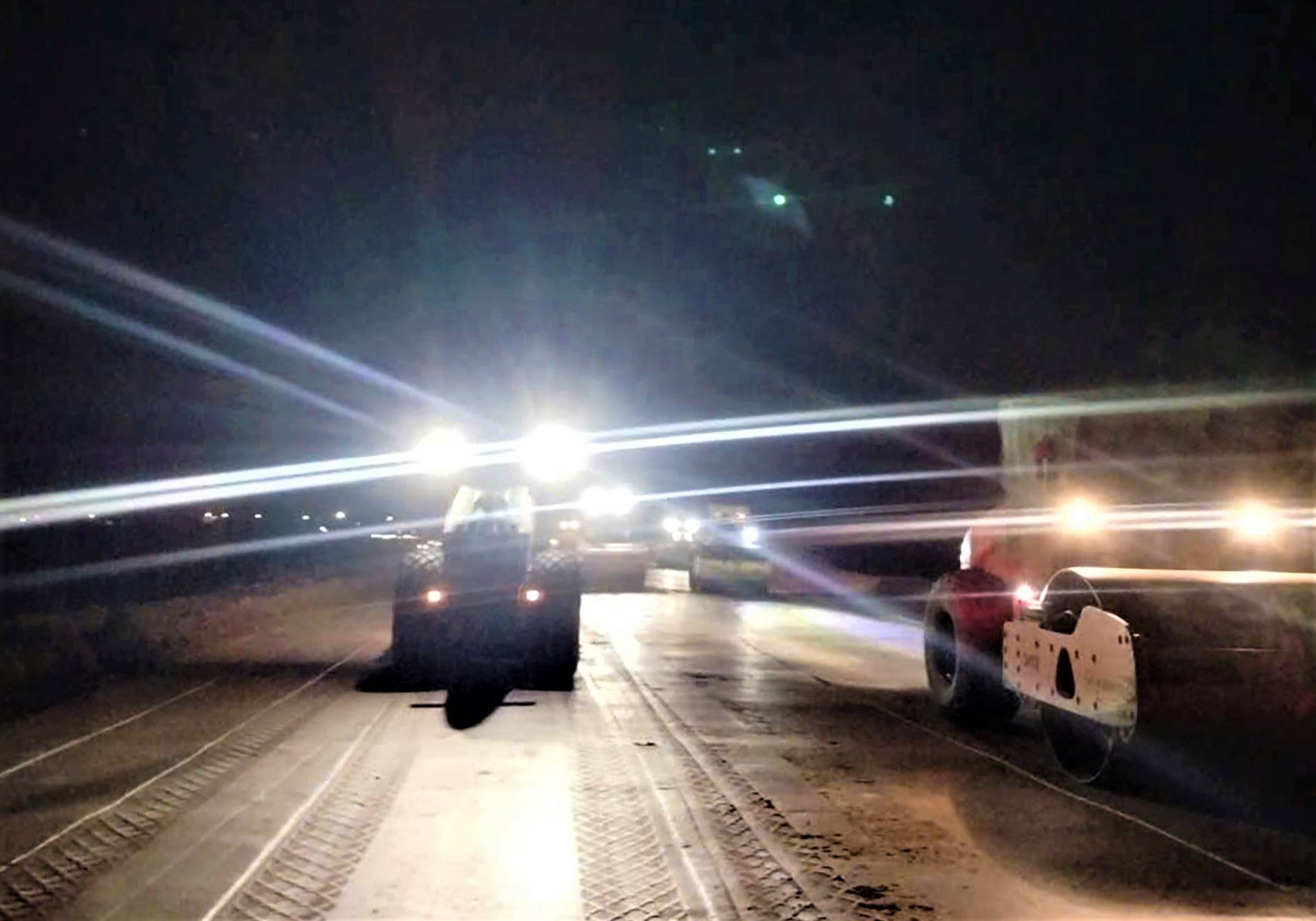 Xuyên đêm tăng tốc thi công cao tốc Chí Thạnh - Vân Phong- Ảnh 8. Xuyên đêm tăng tốc thi công cao tốc Chí Thạnh - Vân Phong- Ảnh 8.