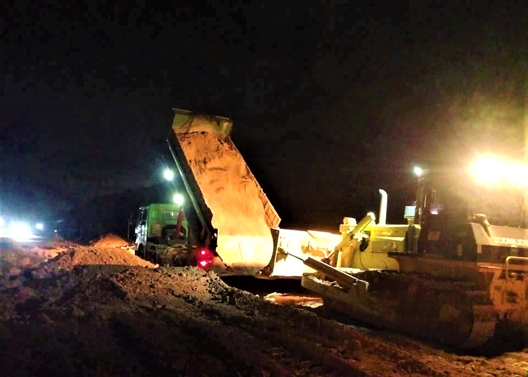 Xuyên đêm tăng tốc thi công cao tốc Chí Thạnh - Vân Phong- Ảnh 9. Xuyên đêm tăng tốc thi công cao tốc Chí Thạnh - Vân Phong- Ảnh 9.