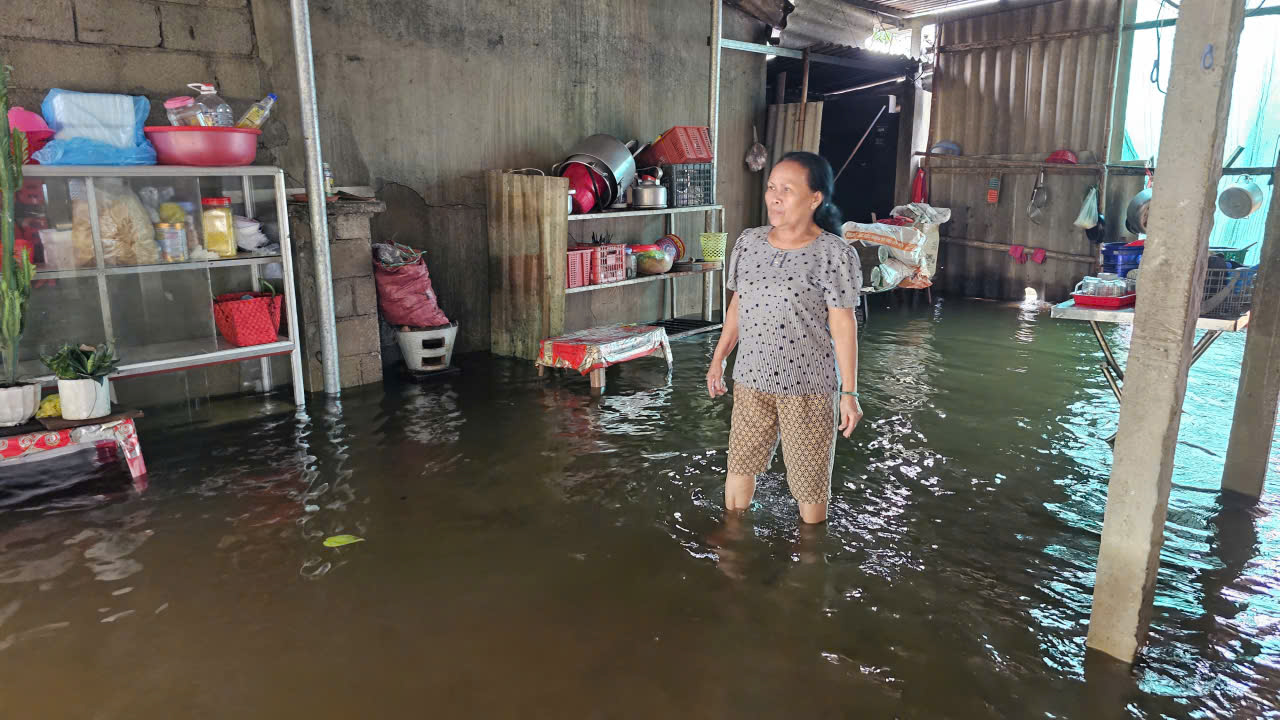 Huế: Hàng chục ngàn nhà dân bị ngập, 8 người chết và mất tích- Ảnh 5. Huế: Hàng chục ngàn nhà dân bị ngập, 8 người chết và mất tích- Ảnh 5.