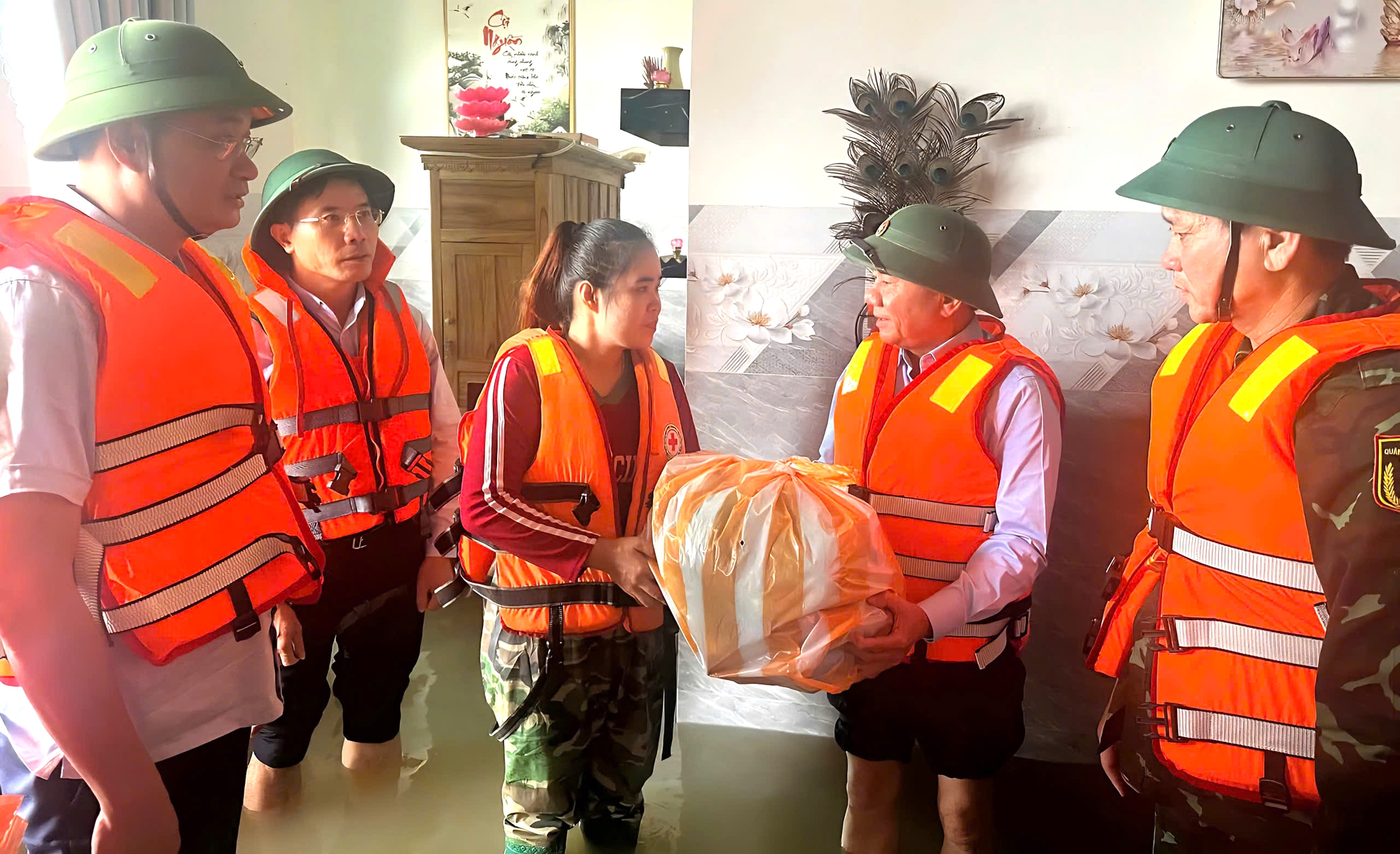 Thường trực Ban Bí thư Trần Cẩm Tú thị sát, động viên người dân vùng ngập lụt ở Đà Nẵng- Ảnh 1. Thường trực Ban Bí thư Trần Cẩm Tú thị sát, động viên người dân vùng ngập lụt ở Đà Nẵng- Ảnh 1.